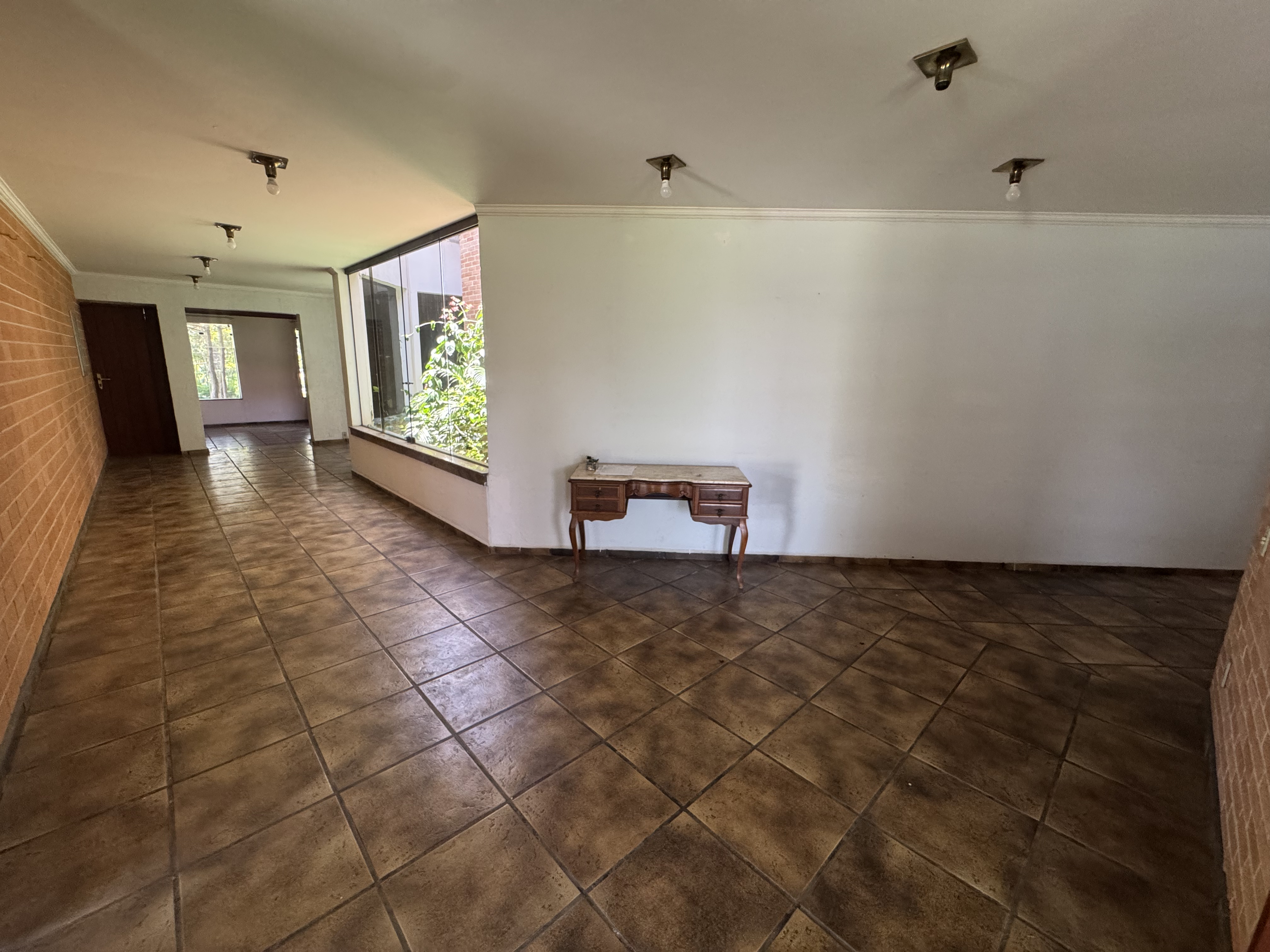 Casa à venda com 5 dormitórios no Condomínio Village Paineiras em Pindamonhangaba/SP.