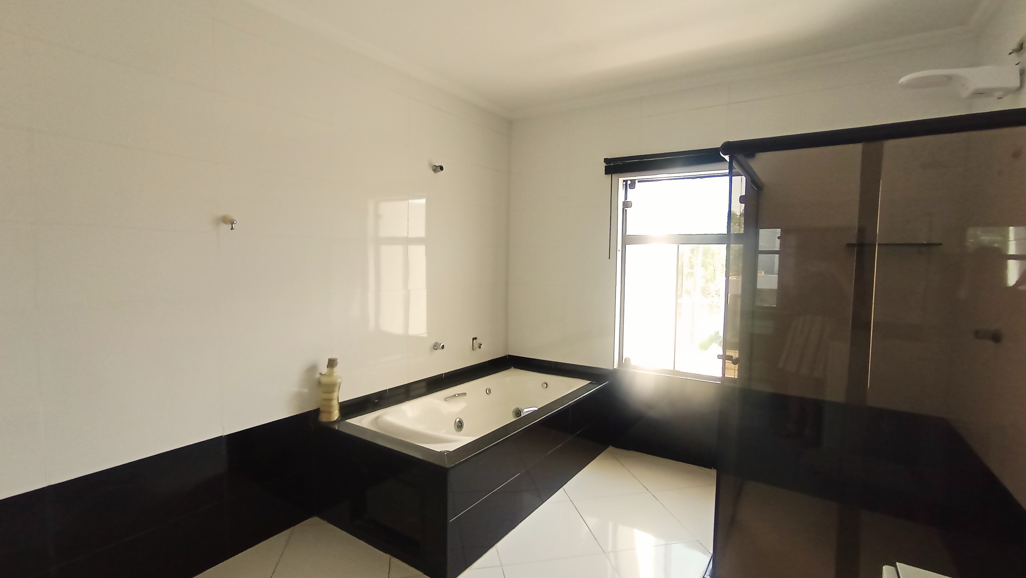 Casa à venda com 4 suítes no Condomínio Real Ville em Pindamonhangaba/SP. 