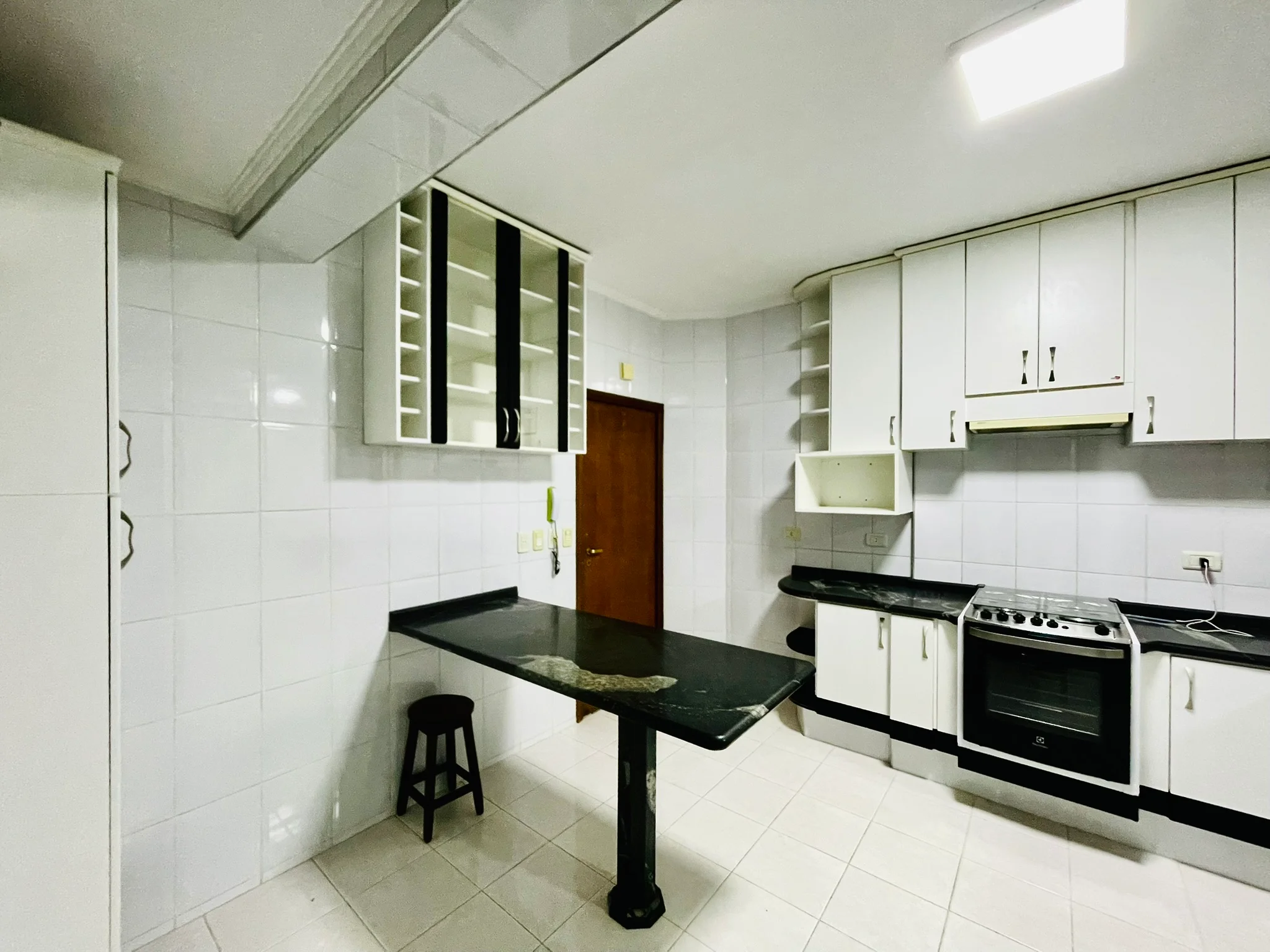 Apartamento para venda com 5 dormitórios no Edifício Olimpia em Taubaté/SP. 