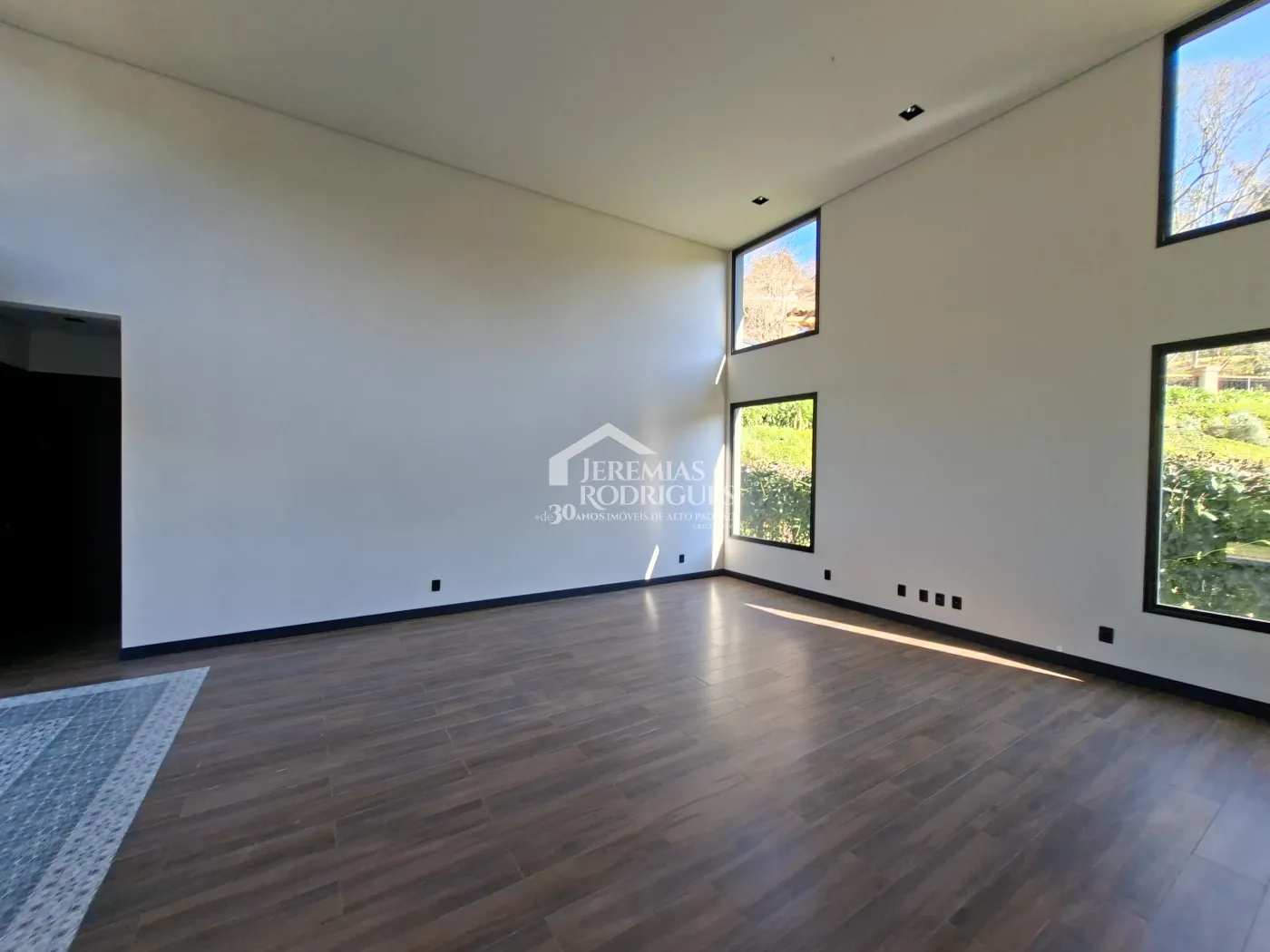 Casa à venda com 4 dormitórios, no Condomínio Parque da Mantiqueira em Santo Antônio do Pinhal/SP.