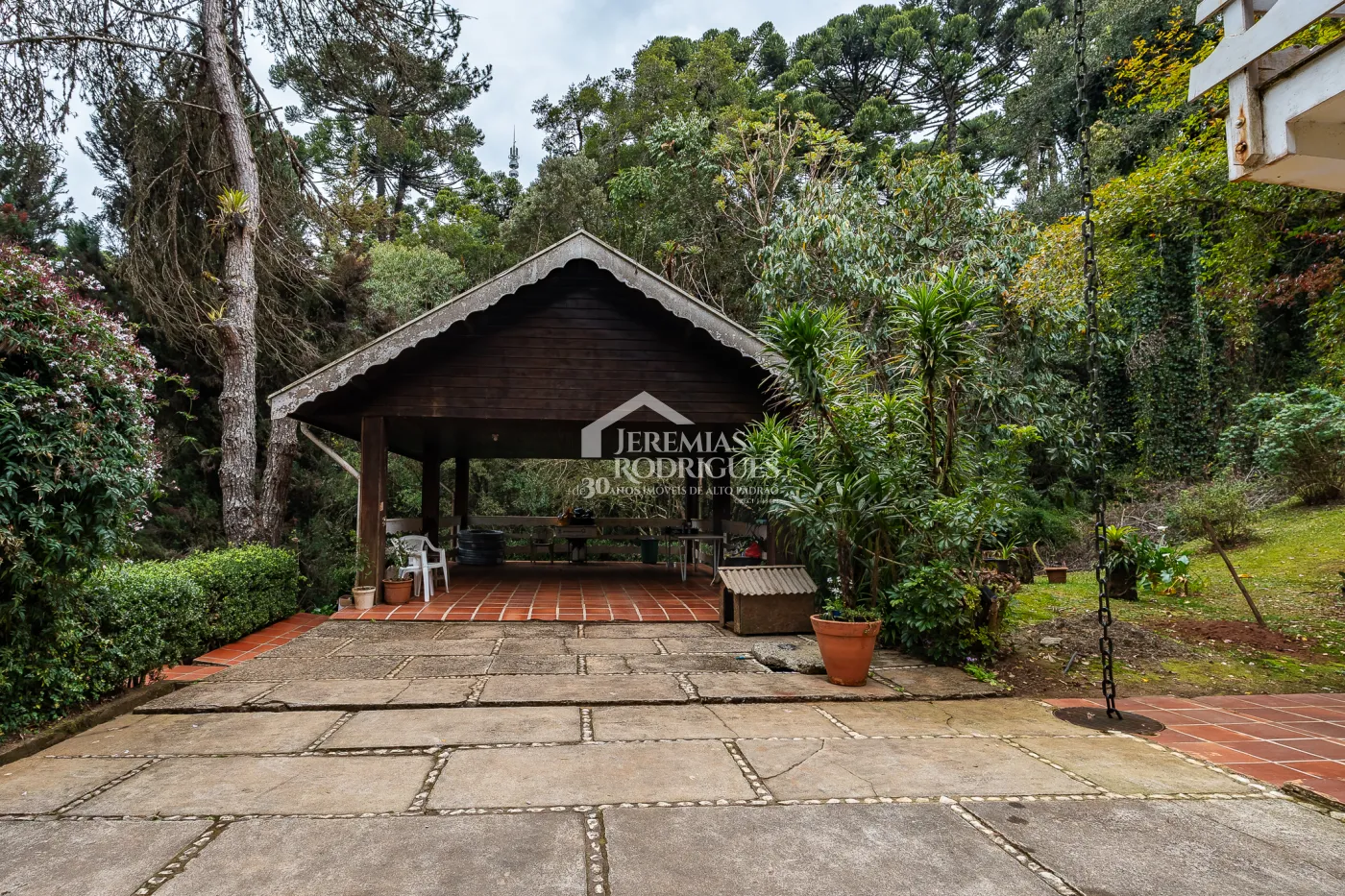 Casa com 7 dormitórios, 924 m² - Recanto das Araucárias - Campos do Jordão/SP