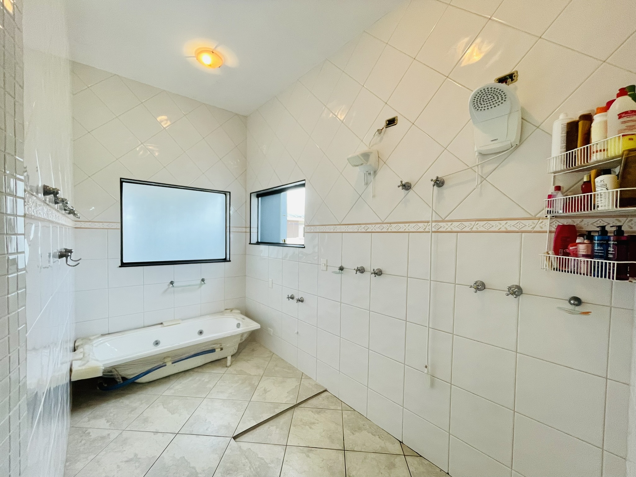Casa à venda com 4 dormitórios no Condomínio Jardim das Hortênsias em Taubaté/SP.