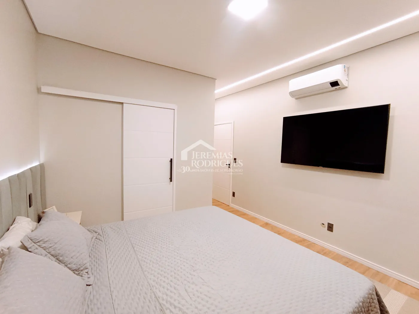 Casa à venda com 5 dormitórios no Condomínio Reserva dos Lagos em Pindamonhangaba/SP.