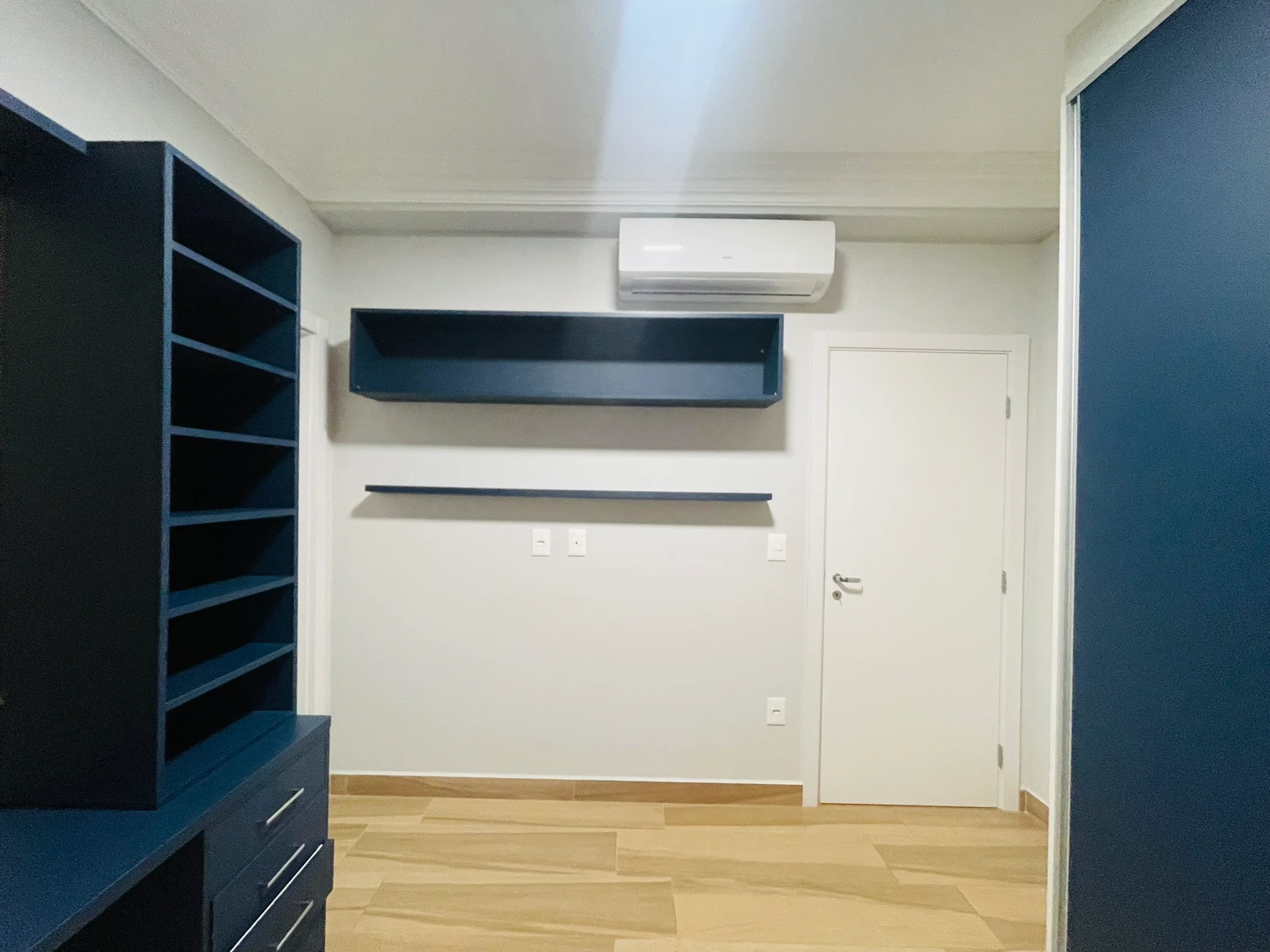 Apartamento à venda com 3 suítes no Condomínio Gran Terrace em Taubaté/SP. 