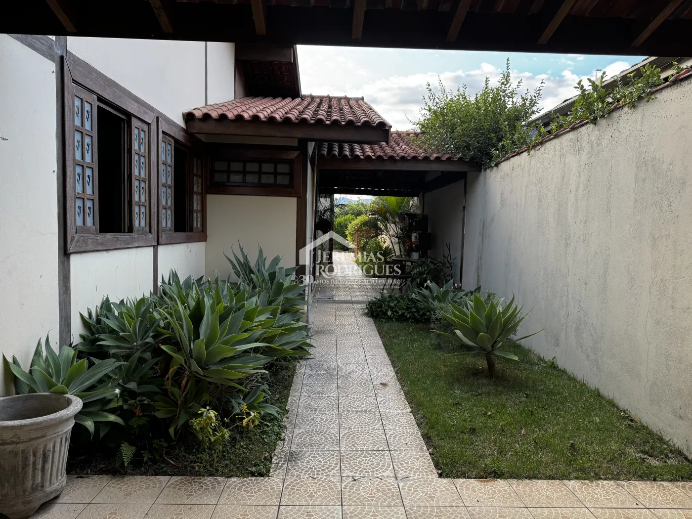 Casa à venda com 3 dormitórios no bairro Vila Rica em Pindamonhangaba/SP