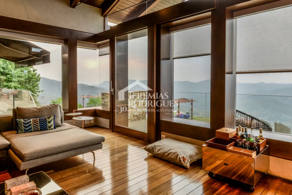 Mansão à venda no Condomínio Pedra do Fogo em Campos do Jordão/SP. 