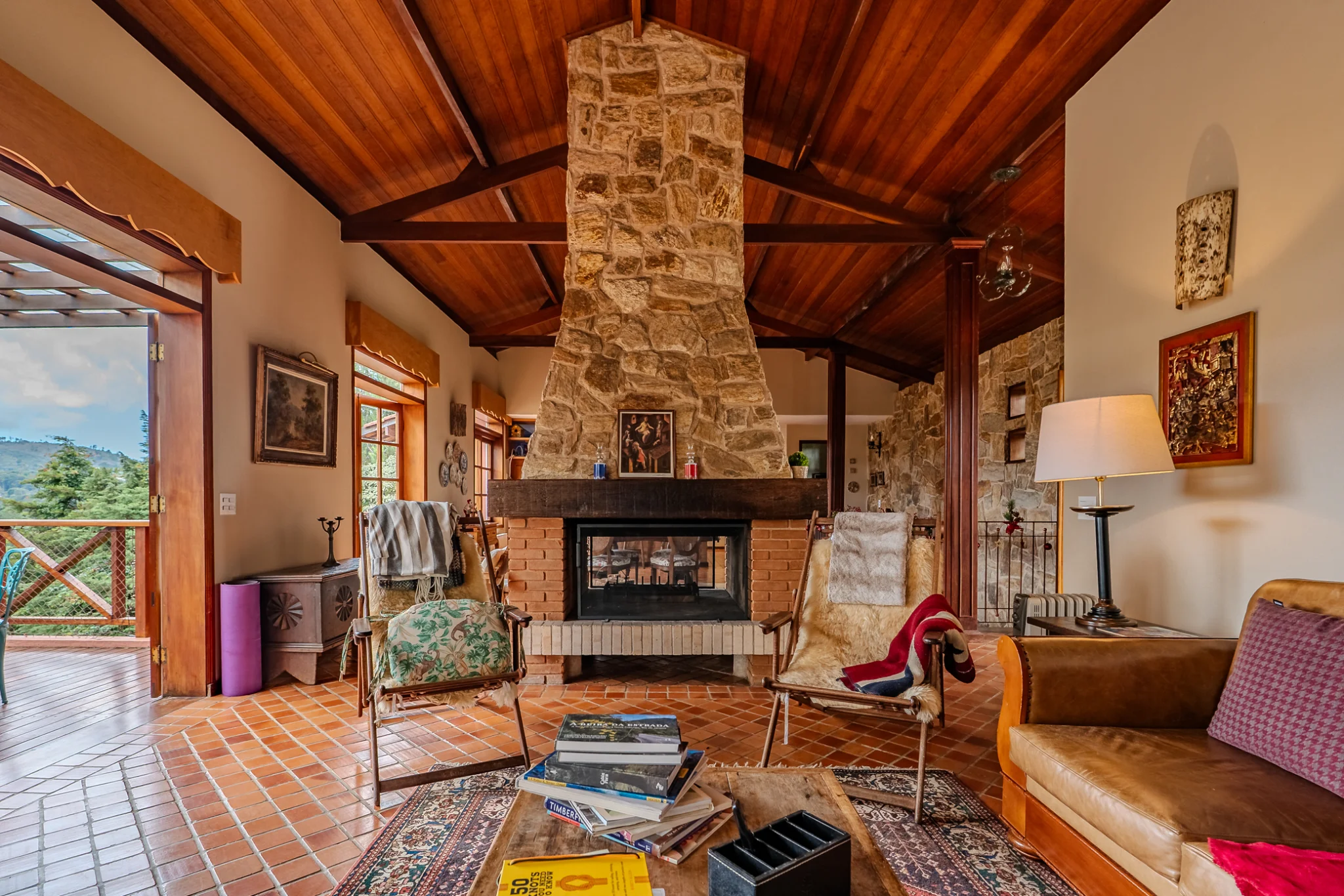Casa estilo Toscana à venda com 4 suítes no Condomínio Vila Simonsen em Campos do Jordão/SP. 