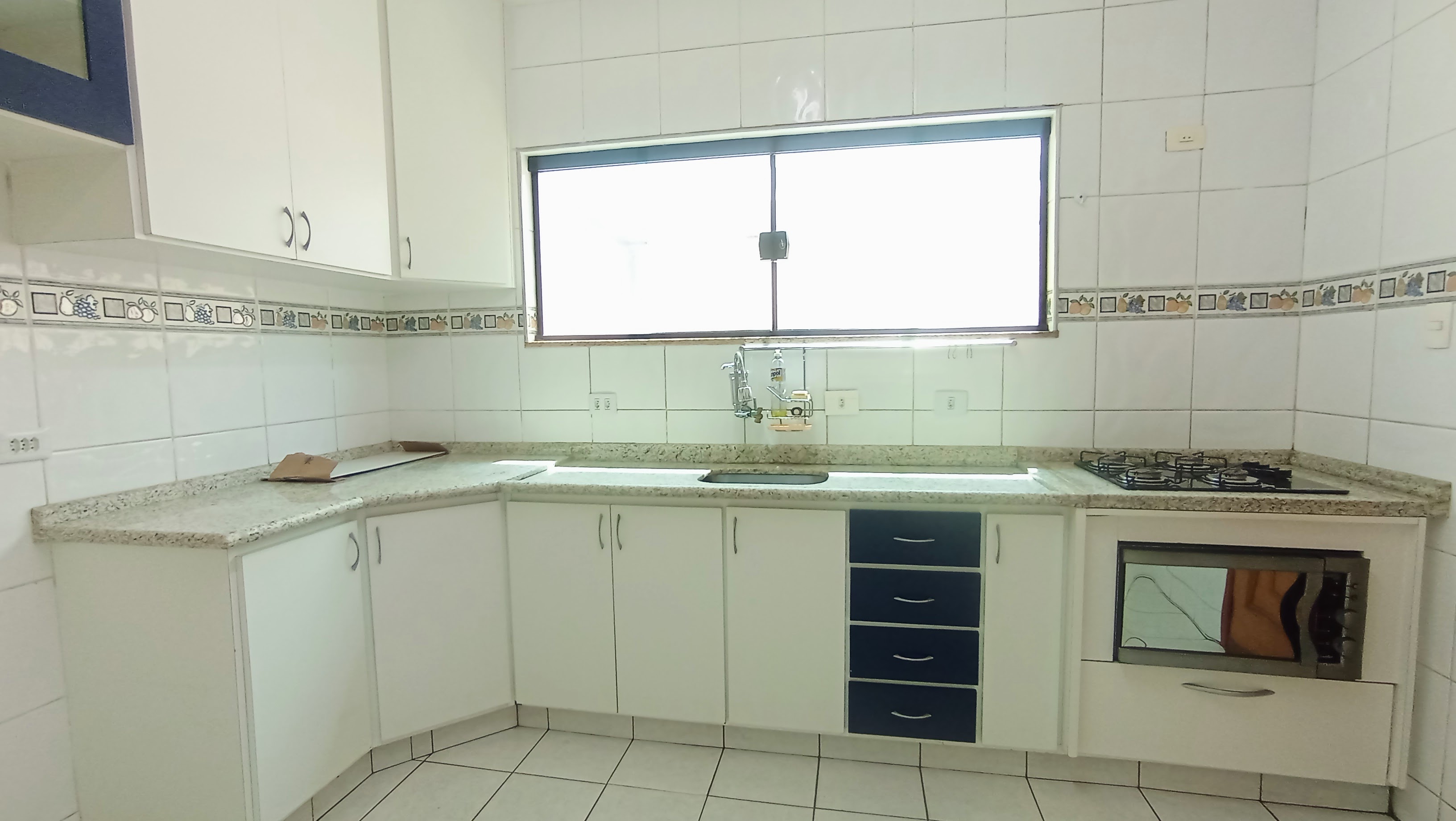 Casa à venda com 3 dormitórios no Condomínio Taubaté Village em Taubaté/SP.