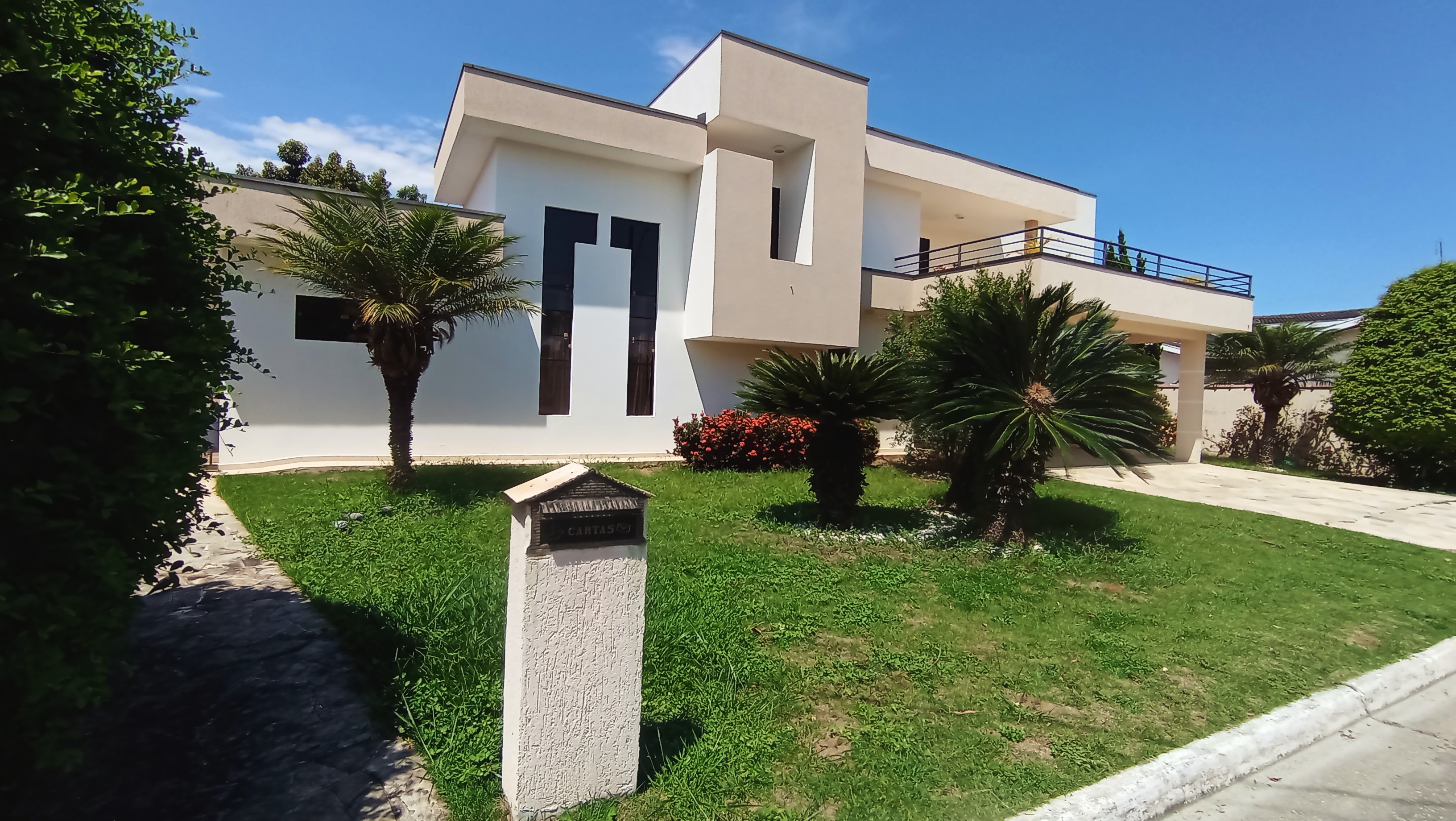 Casa à venda com 4 suítes no Condomínio Real Ville em Pindamonhangaba/SP. 