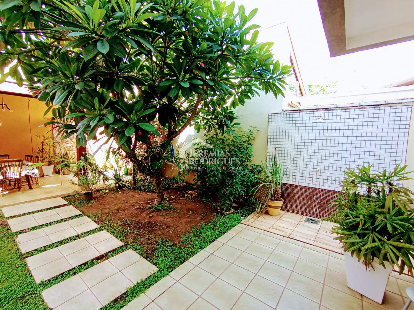 Casa assobradada à venda com 3 suítes no Condomínio Fortaleza em Taubaté/SP.