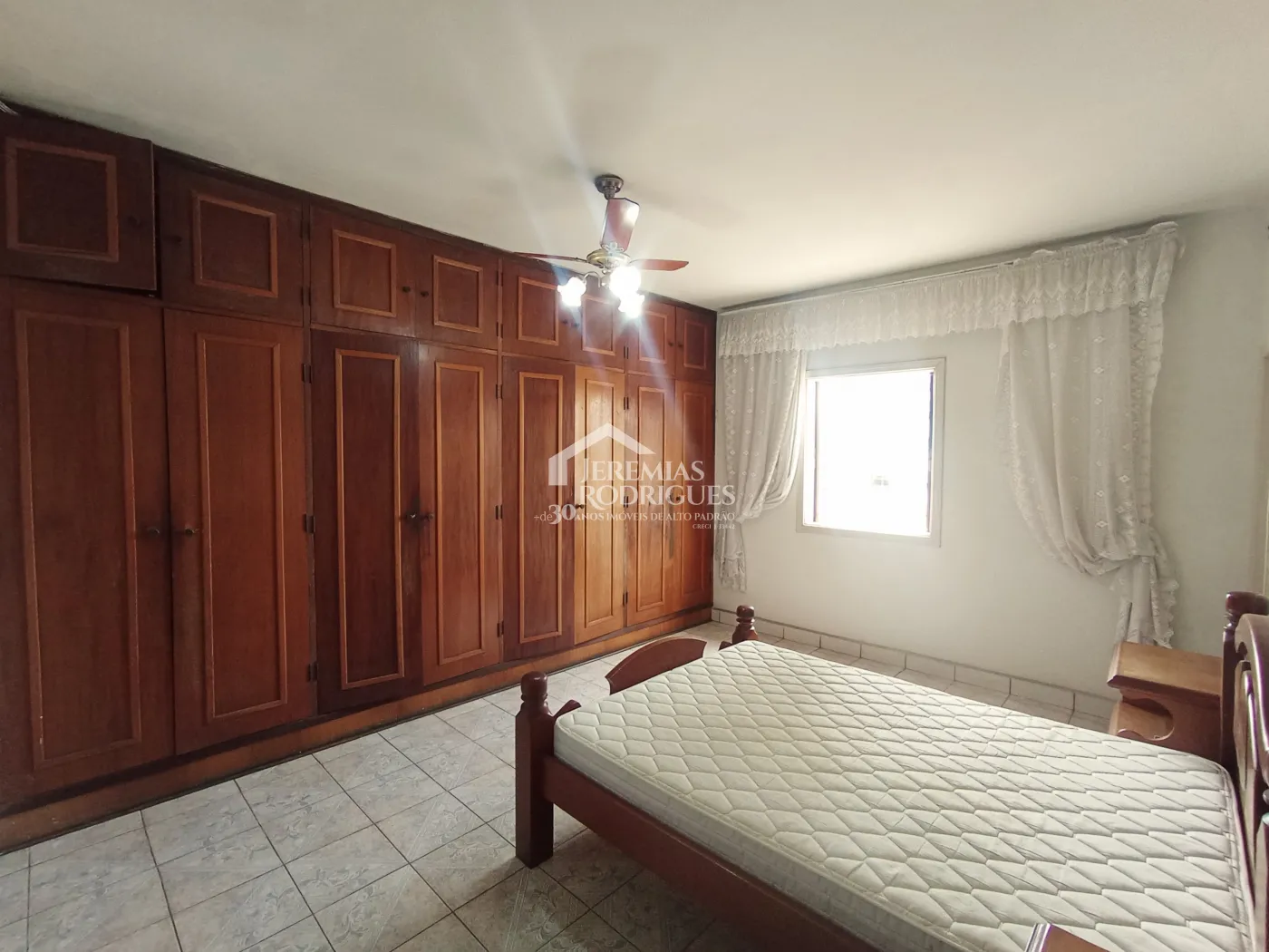 Casa para venda e locação no bairro Jardim Eulária em Taubaté/SP.