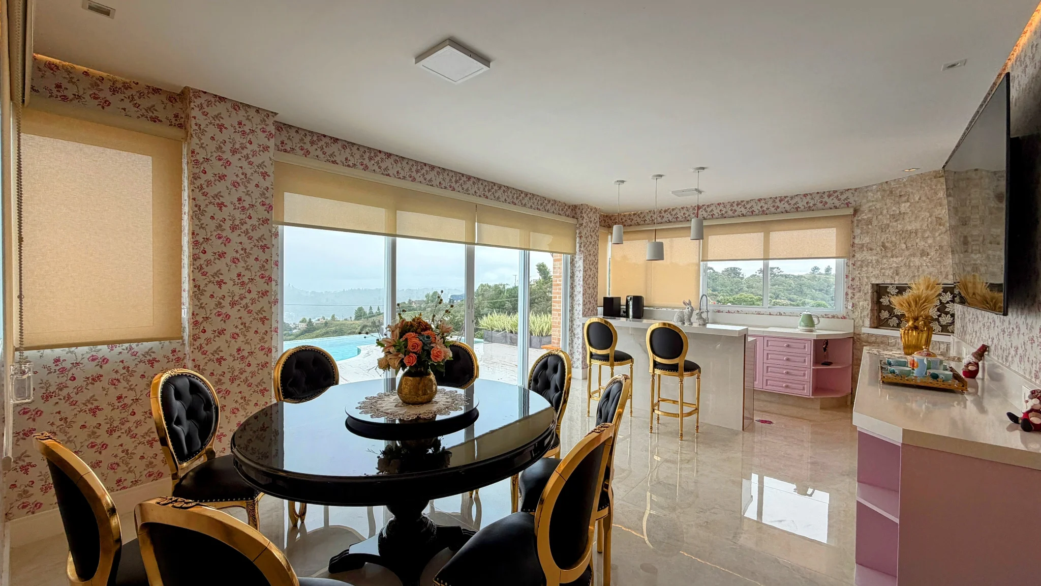 Casa à venda com 4 suítes no  Condomínio Iporanga em Campos do Jordão/SP. 