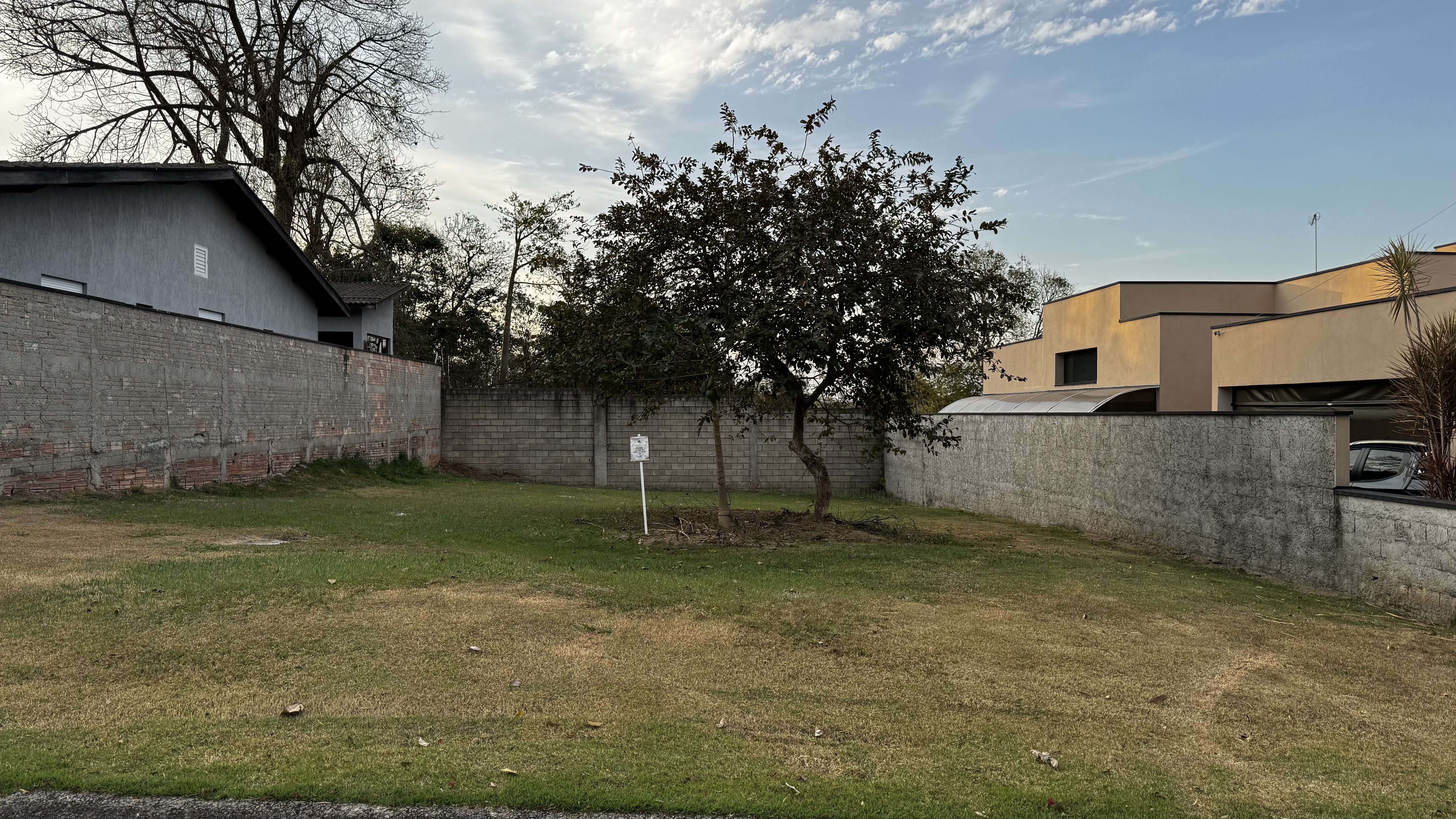 Terreno à venda com 423 m² no Condomínio Reserva dos Lagos em Pindamonhangaba/SP.