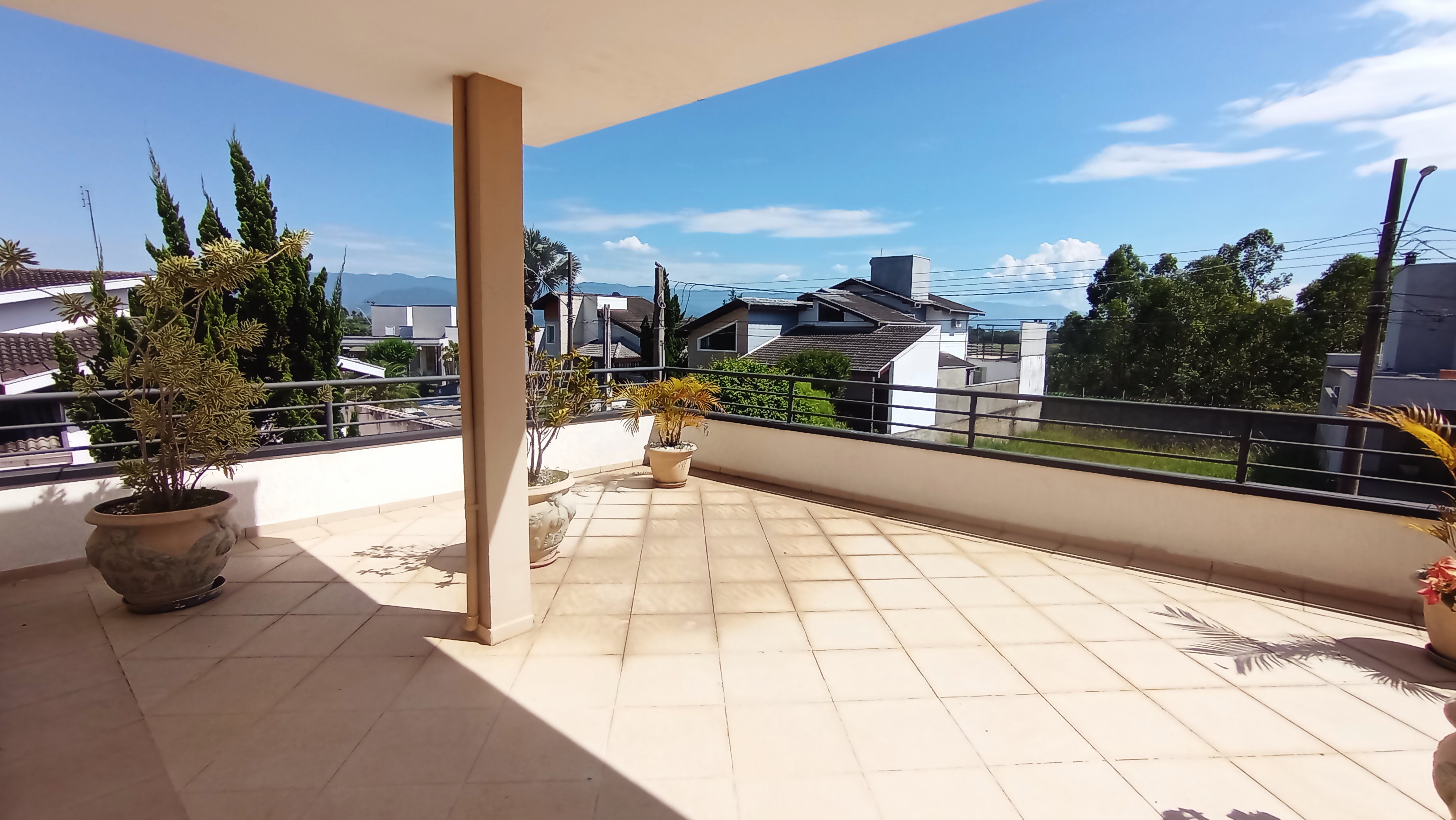 Casa à venda com 4 suítes no Condomínio Real Ville em Pindamonhangaba/SP. 