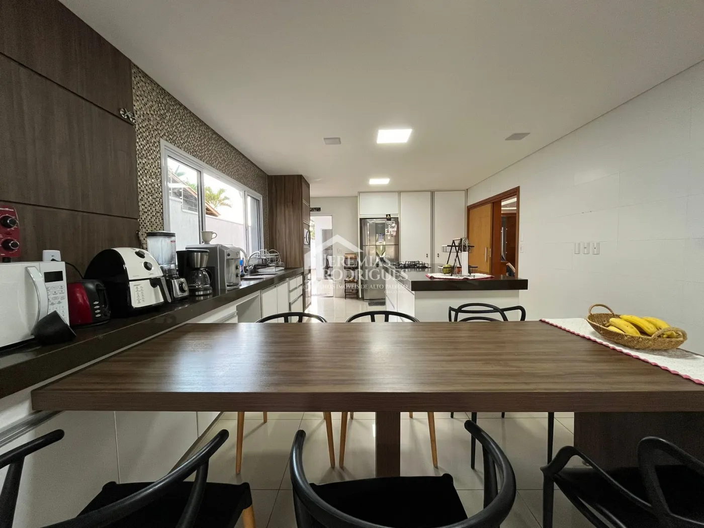 Casa assobradada à venda com 4 dormitórios no Condomínio Residencial Eldorado, em Tremembé/SP.