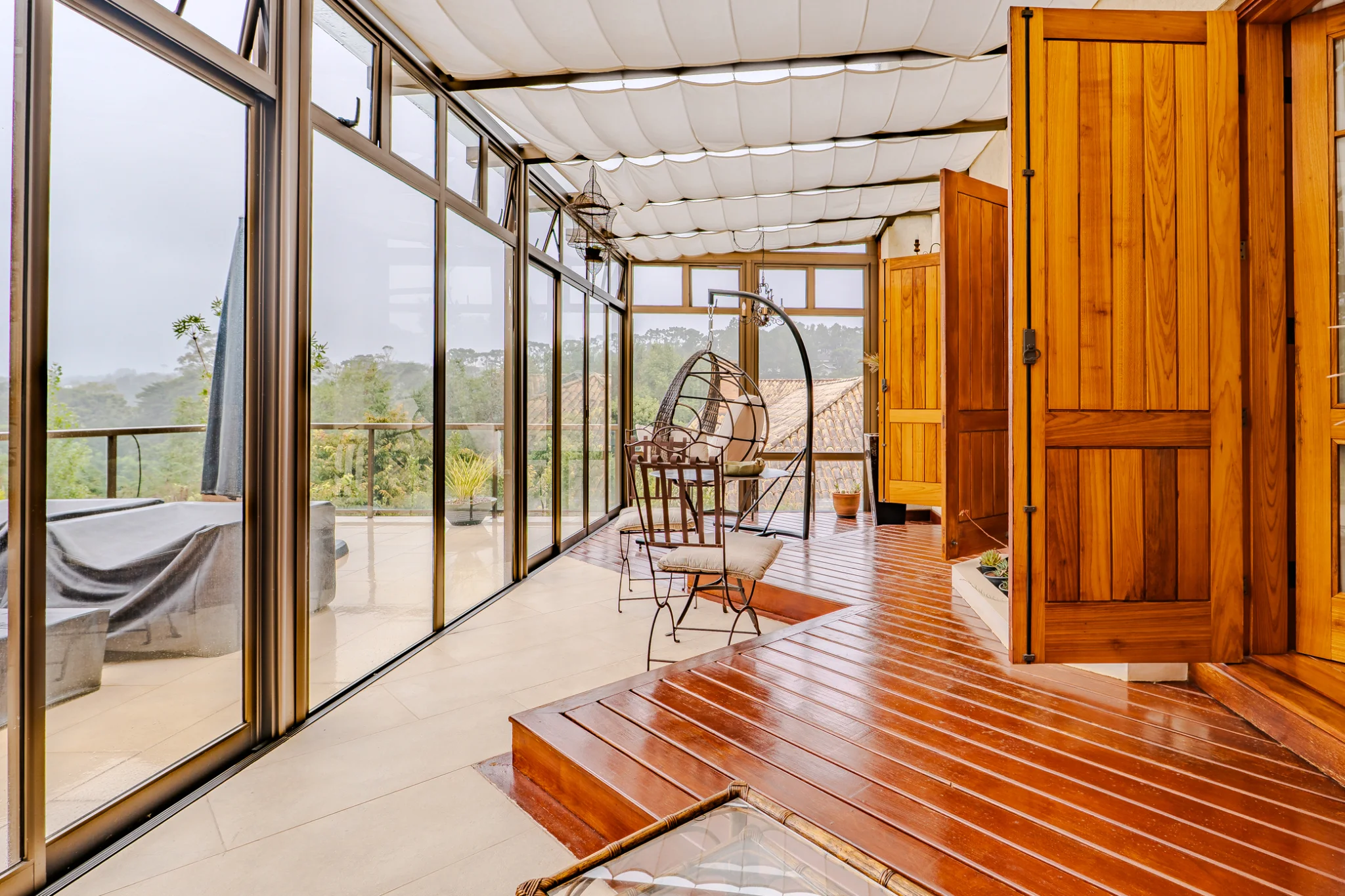 Casa à venda com 7 suítes no Condomínio Vila Simonsen em Campos do Jordão/SP. 