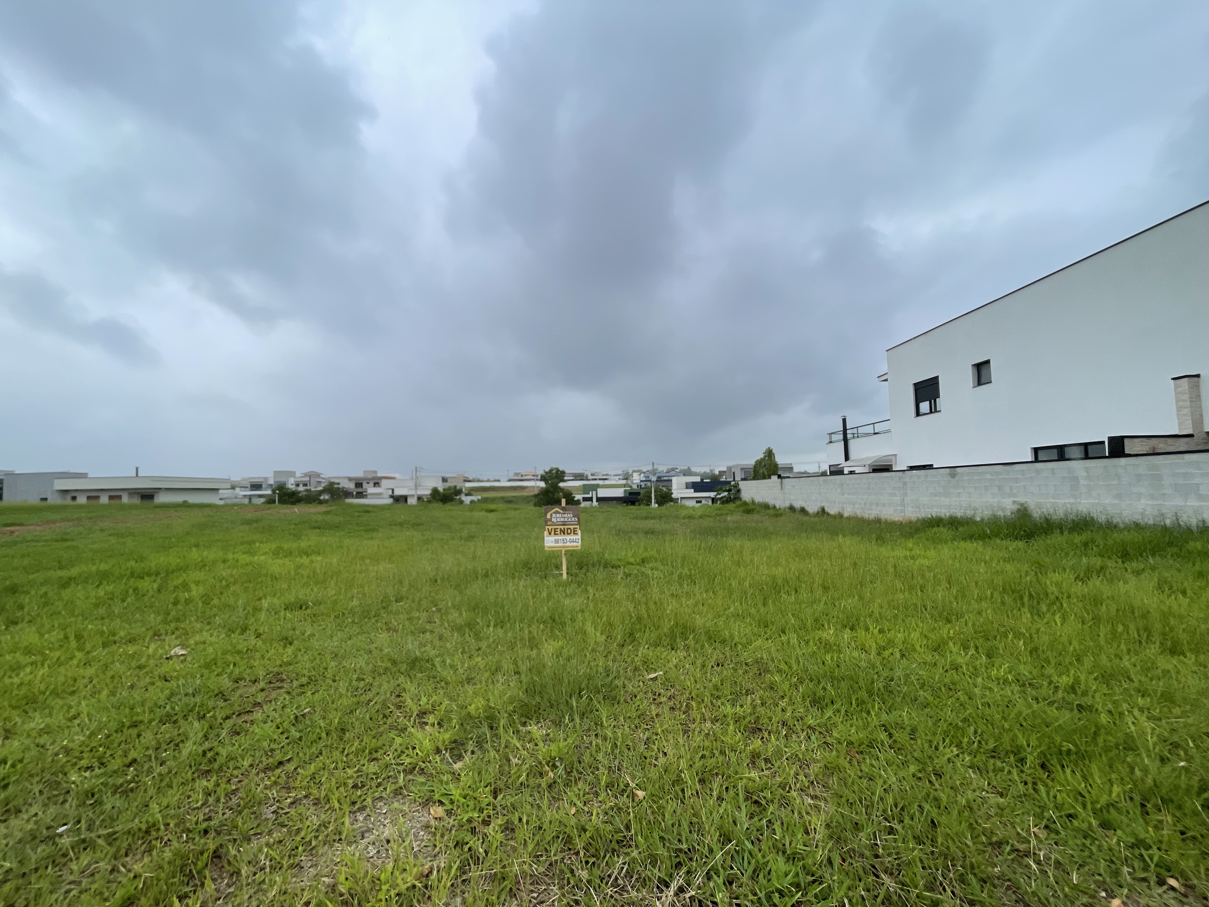 Terreno à venda com 630 m² no Condomínio Village II em Pindamonhangaba/SP. 
