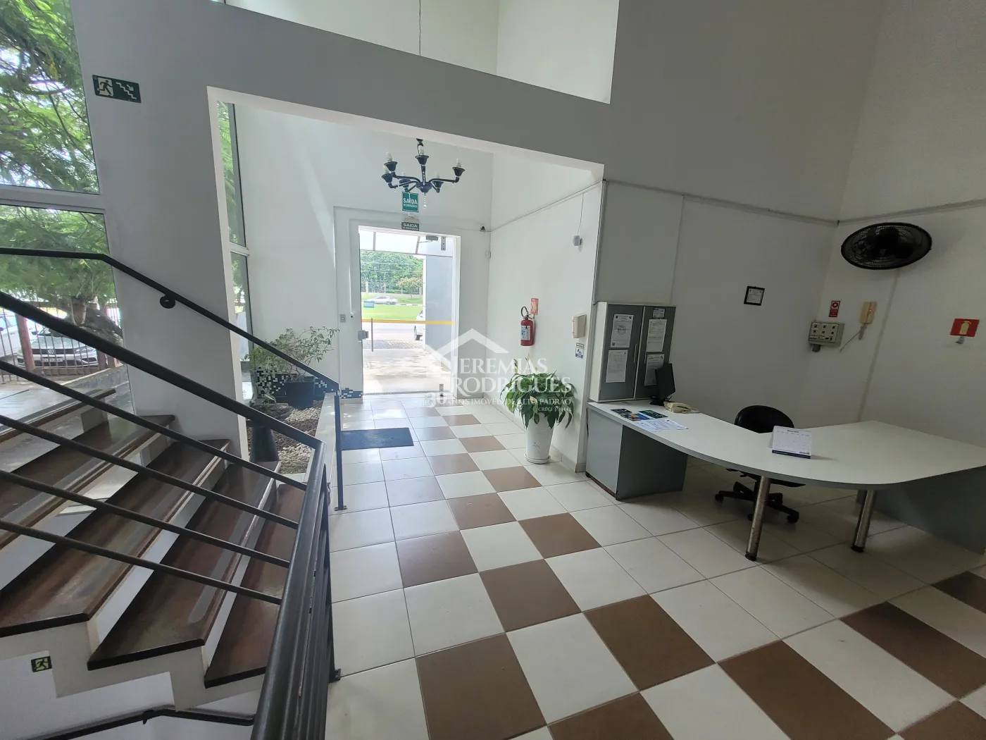 Três salas comerciais com 300 m² no Edifício Village Coworking em Pindamonhangaba/SP.