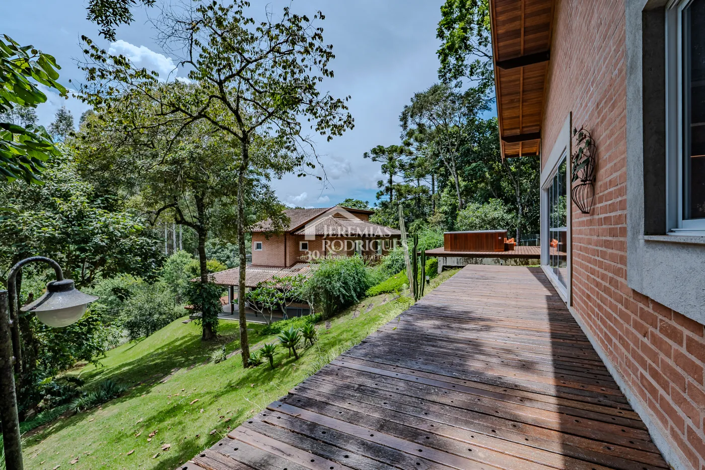 Casa assobradada à venda com 3 dormitórios no Condomínio Parque da Mantiqueira em Santo Antônio do Pinhal/SP.