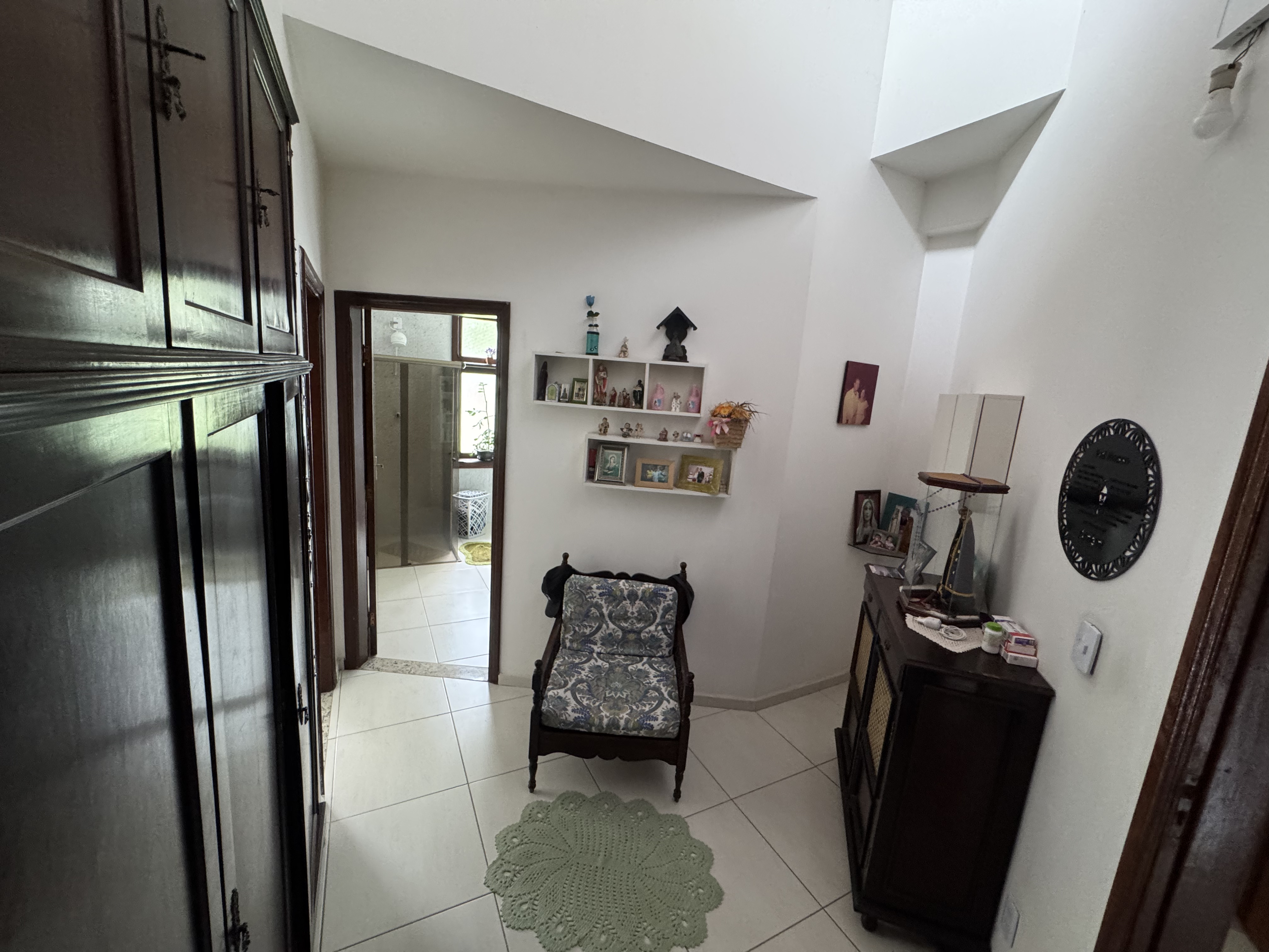 Casa à venda com 3 dormitórios no Condomínio Village Paineiras em Pindamonhangaba/SP.