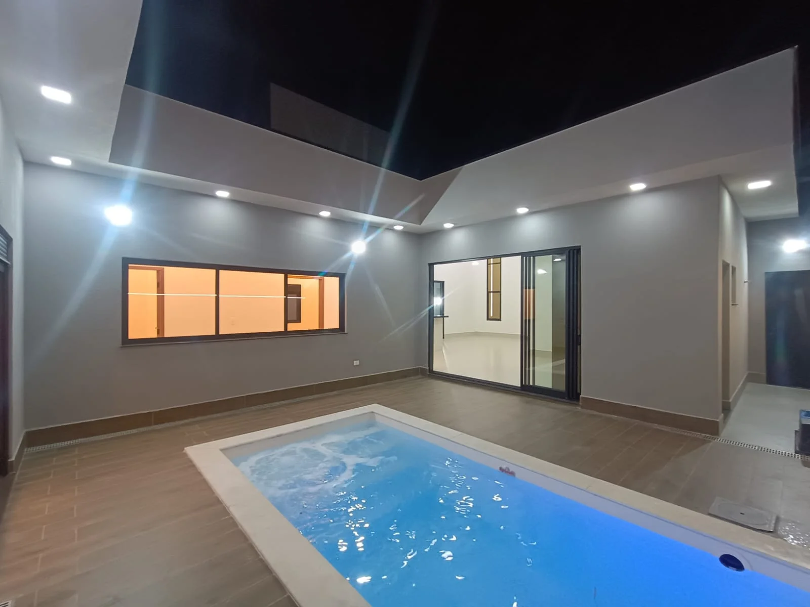 Casa à venda com 4 dormitórios no Condomínio Ouro Ville em Taubaté/SP.