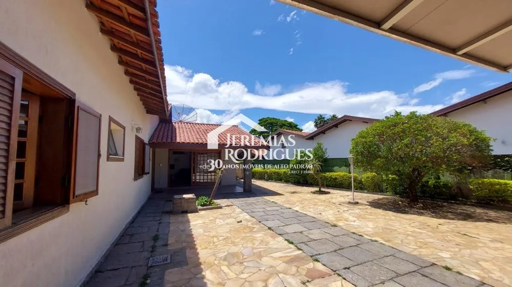 Casa térrea com 5 dorm - Condomínio Village Paineiras.