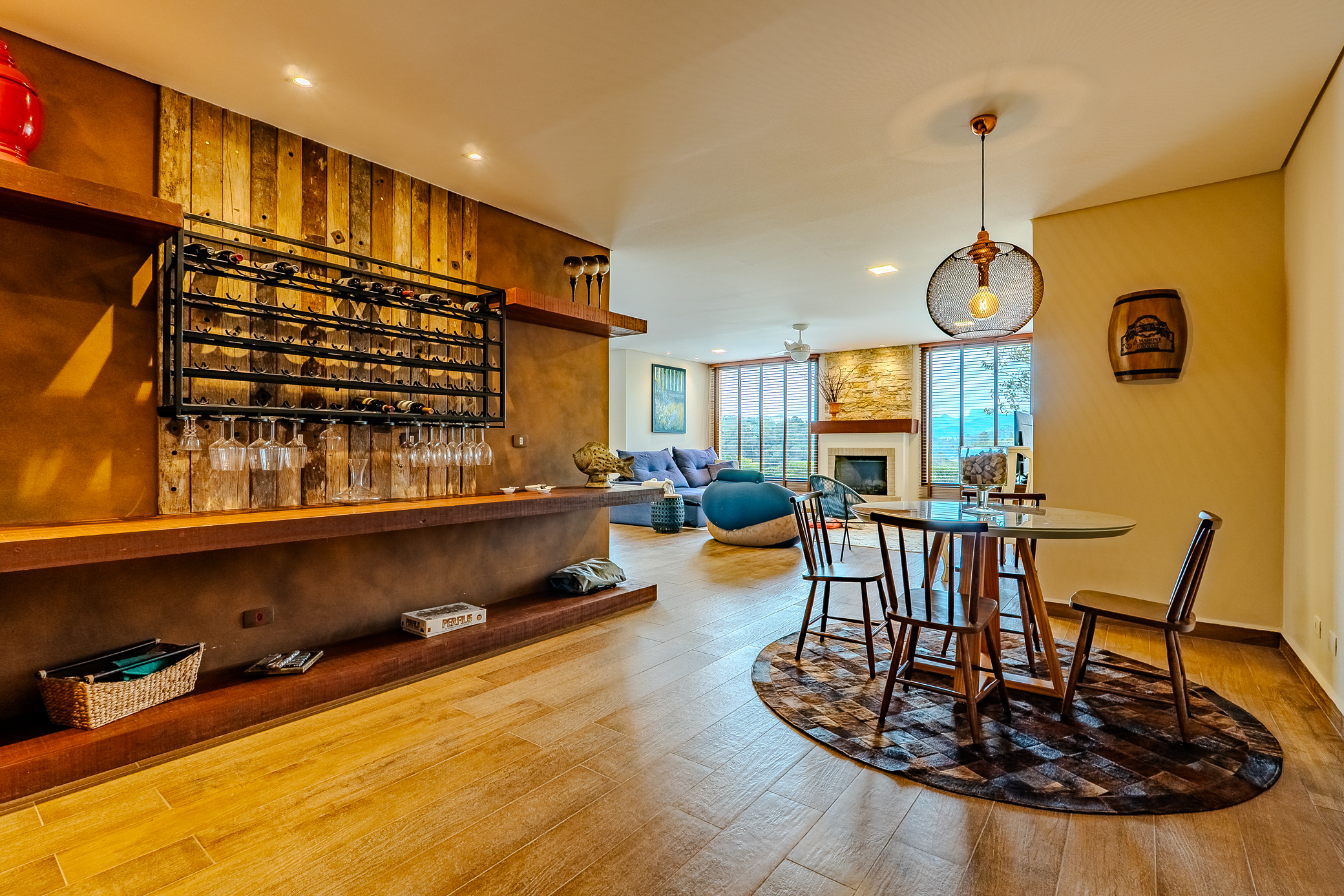 Casa à venda com com 5 suítes no Condomínio Country Club em Santo Antônio do Pinhal/SP. 