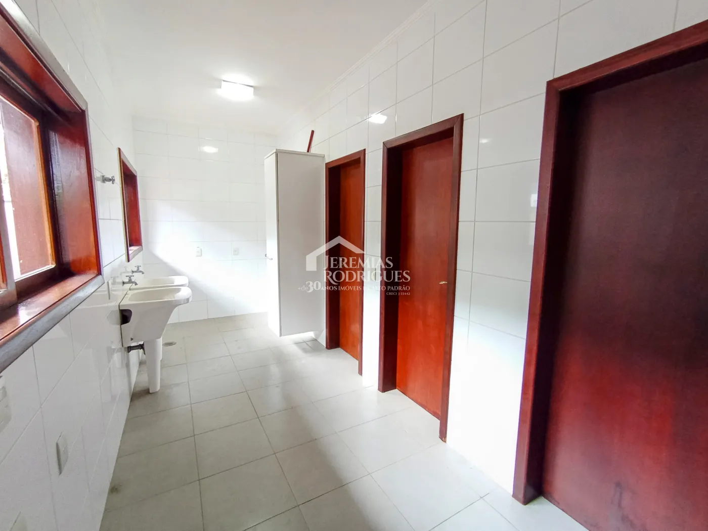 Casa à venda e locação com 4 suítes no Condomínio Colonial Village I em Pindamonhangaba/SP.