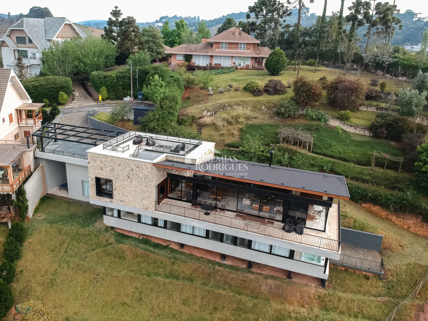 Casa com 5 quartos, 560 m²- Colinas Capivari - Campos do Jordão/SP