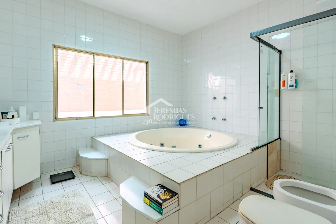 A Imobiliária Jeremias Rodrigues Imóveis de Alto Padrão disponibiliza para venda essa casa no Condomínio Morada do Visconde em Tremembé/SP.