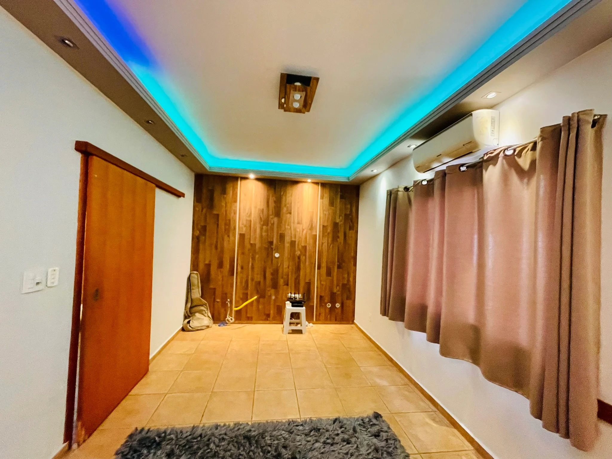 Casa à venda com 4 dormitórios no Condomínio Colonial Village I em Pindamonhangaba/SP. 