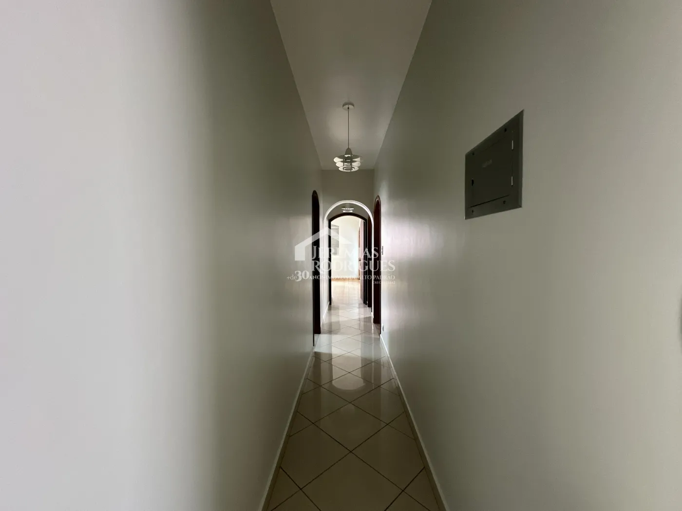 Casa para locação com 3 dormitórios no bairro Jardim Garcez em Taubaté/SP. 