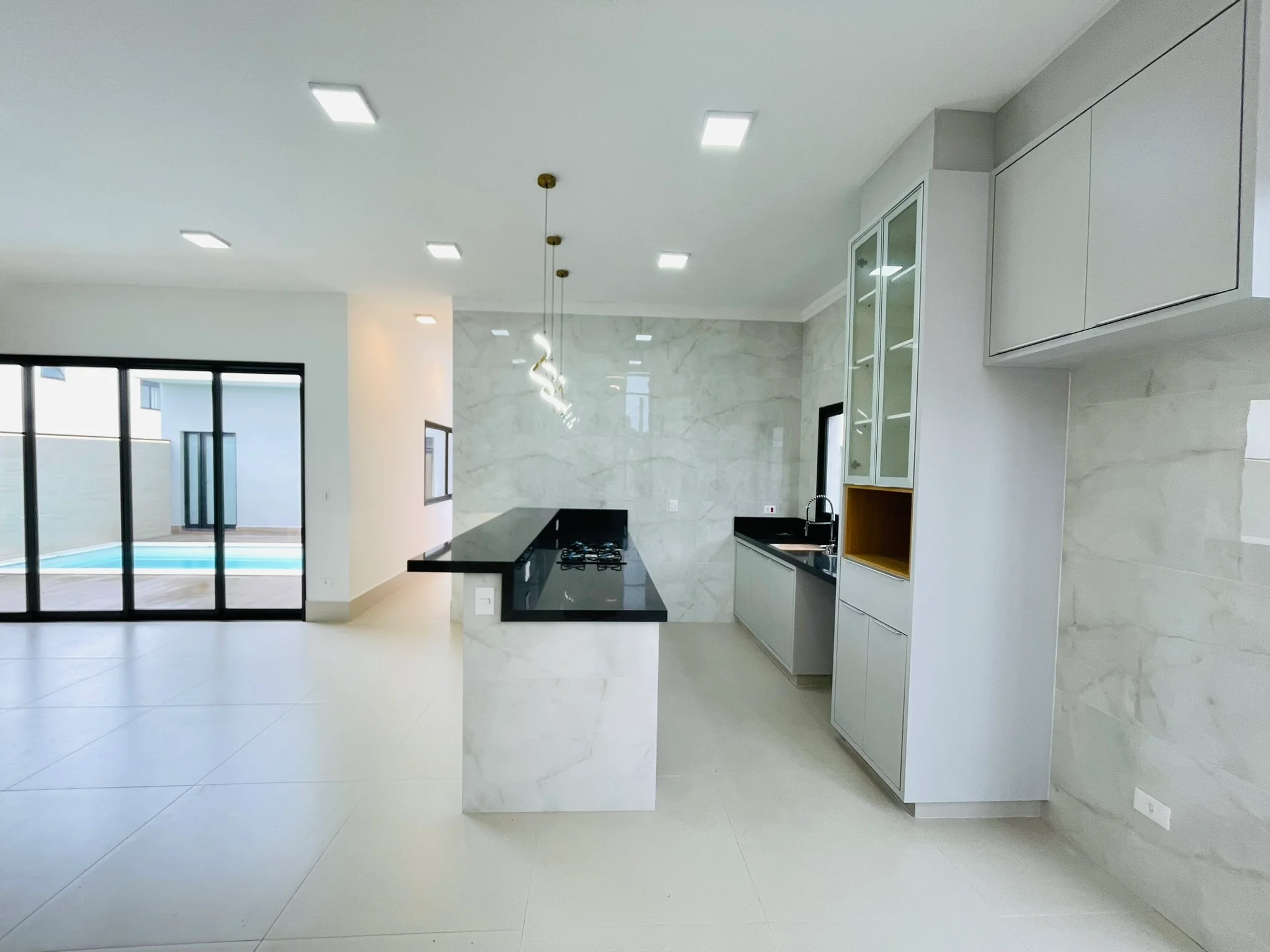 Casa à venda com 4 dormitórios no Condomínio Ouro Ville em Taubaté/SP.