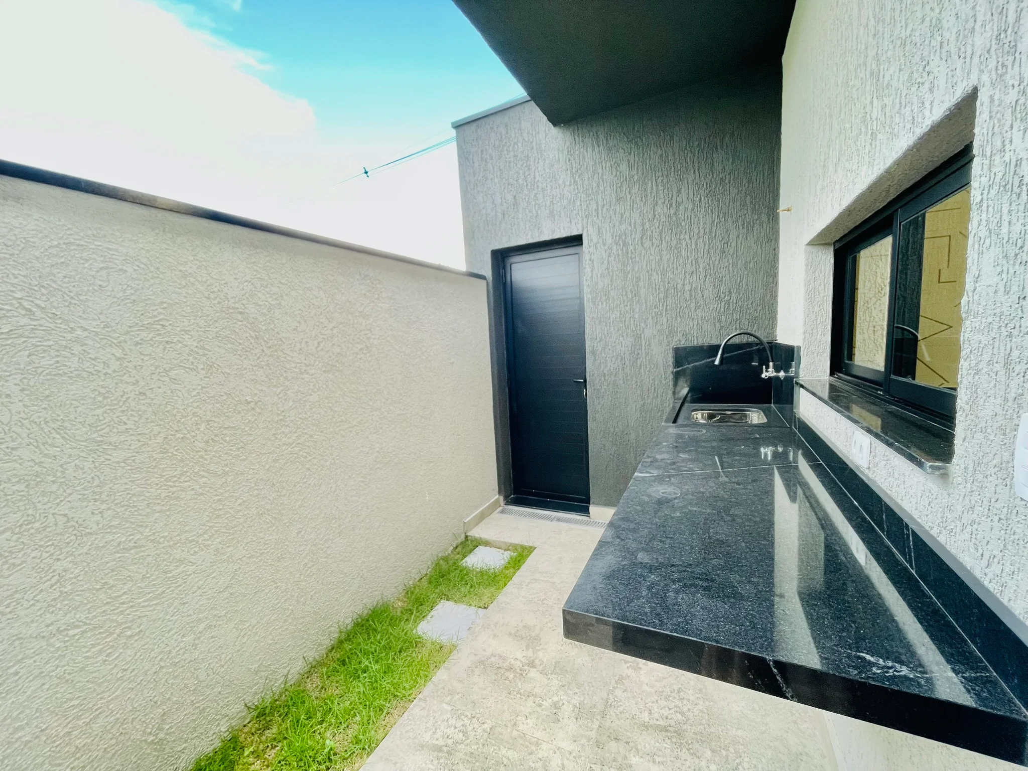 Casa à venda com 3 suítes no Condomínio Ouro Ville em Taubaté/SP. 