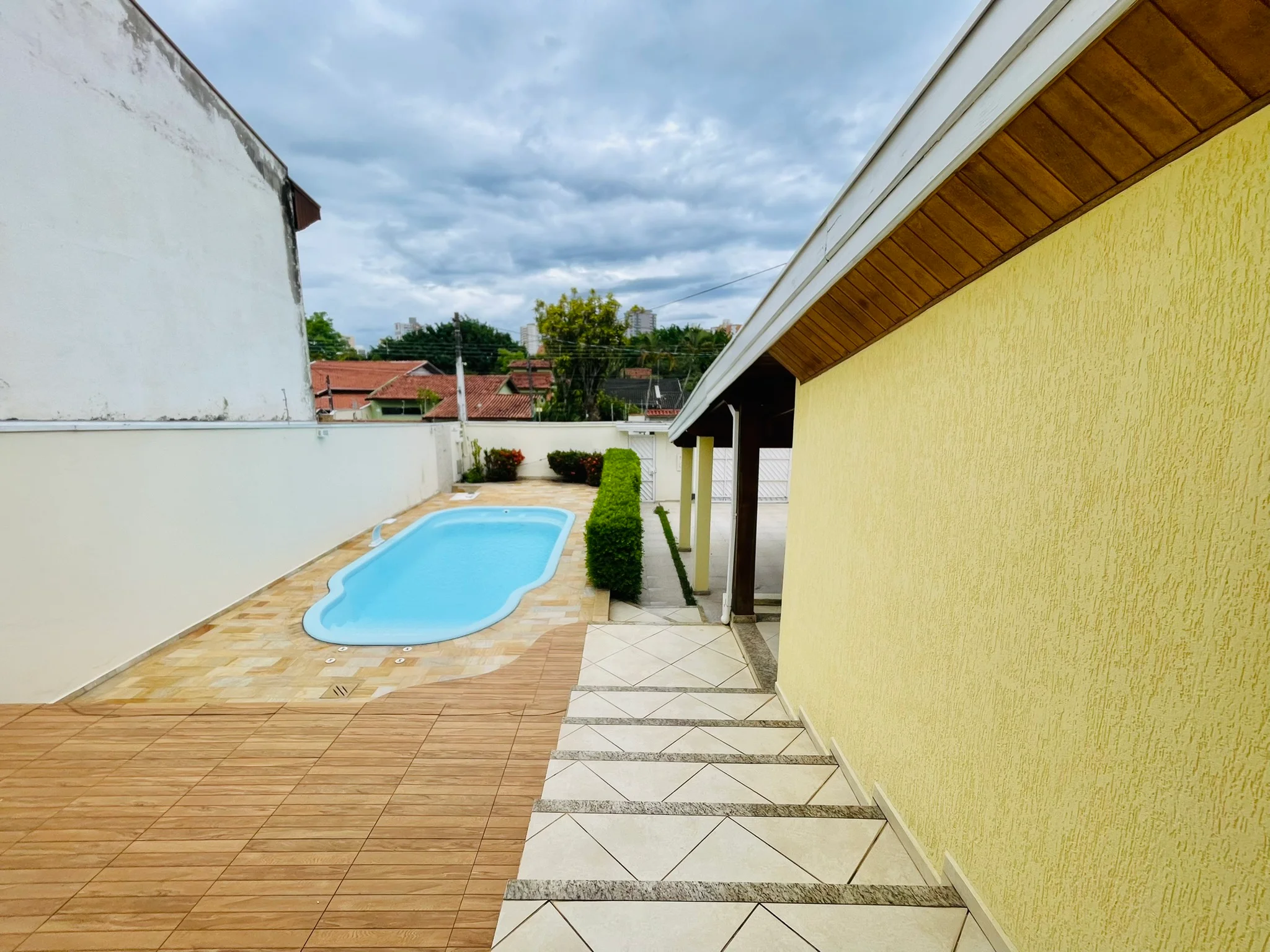 Casa à venda com 3 dormitórios no bairro Jardim das Nações em Taubaté/SP. 