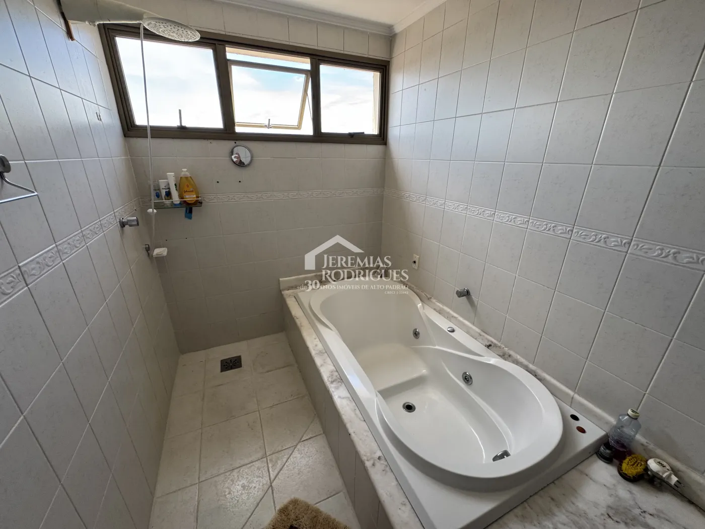 Apartamento à venda com 3 suítes, 276 m² no Edifício Vienna em Pindamonhangaba/SP.