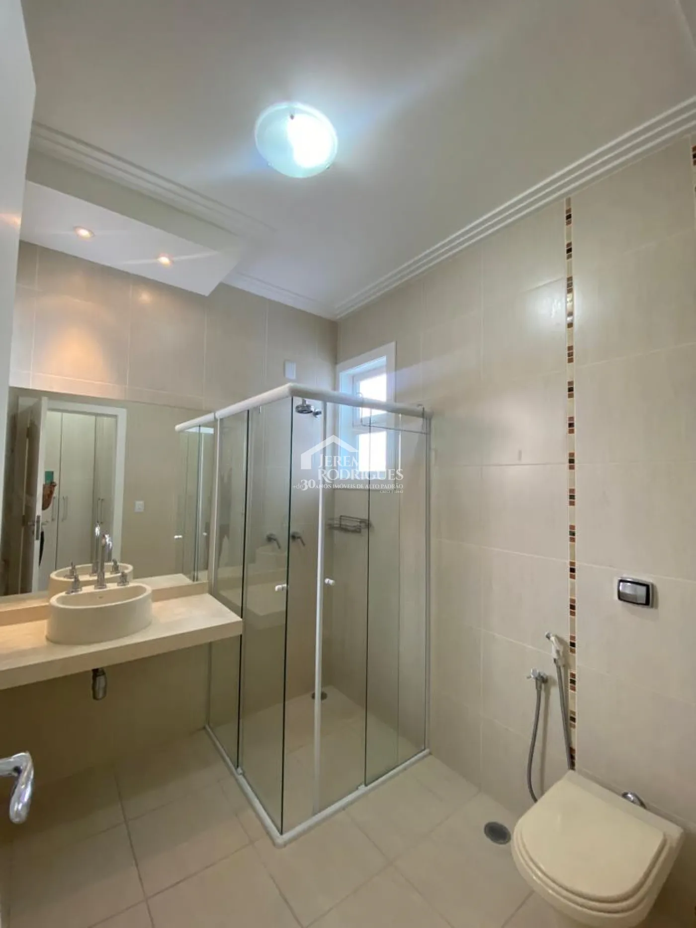 Casa à venda com 4 suítes no Condomínio Taubaté Village em Taubaté/SP. 