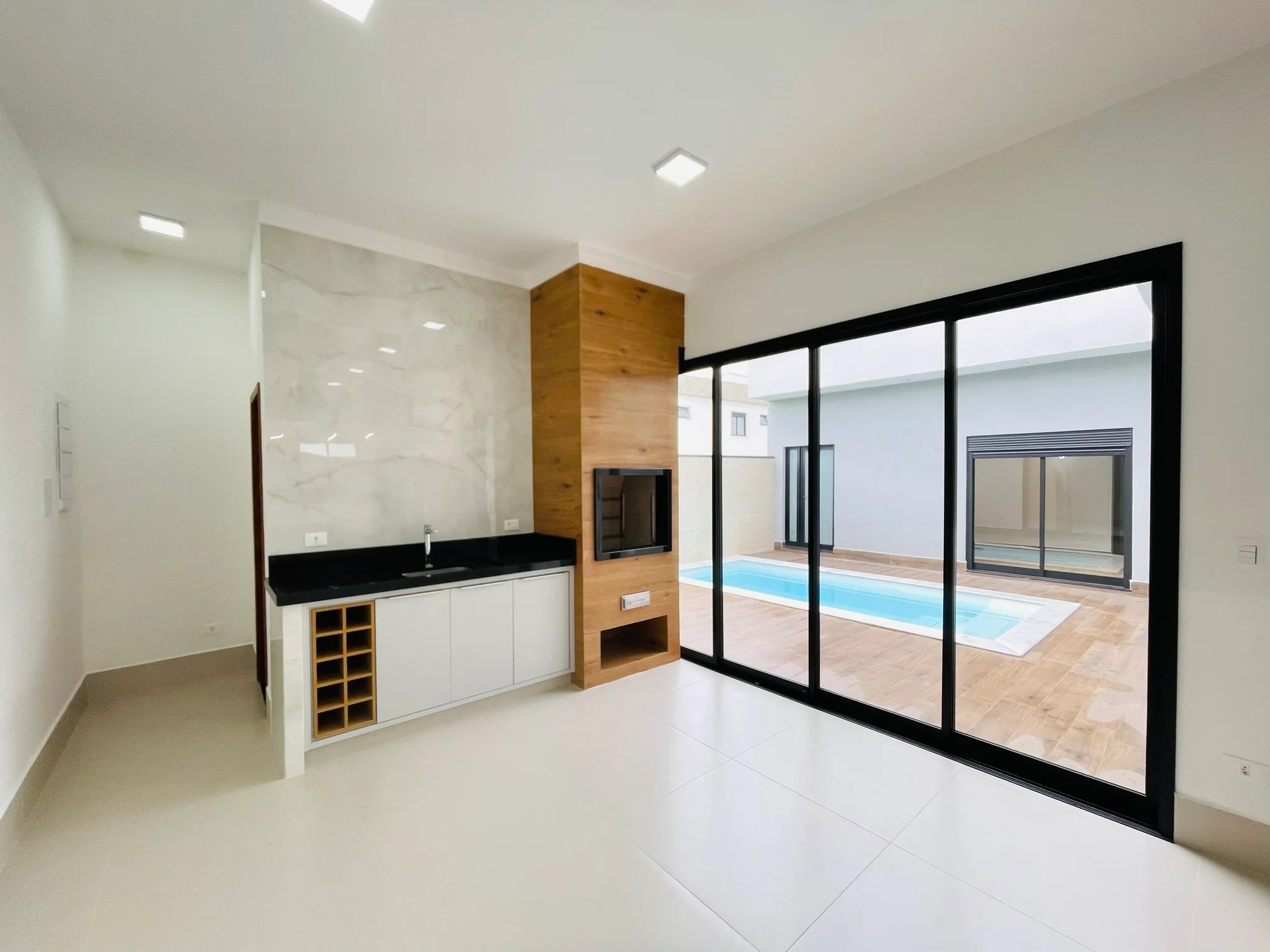 Casa à venda com 4 dormitórios no Condomínio Ouro Ville em Taubaté/SP.