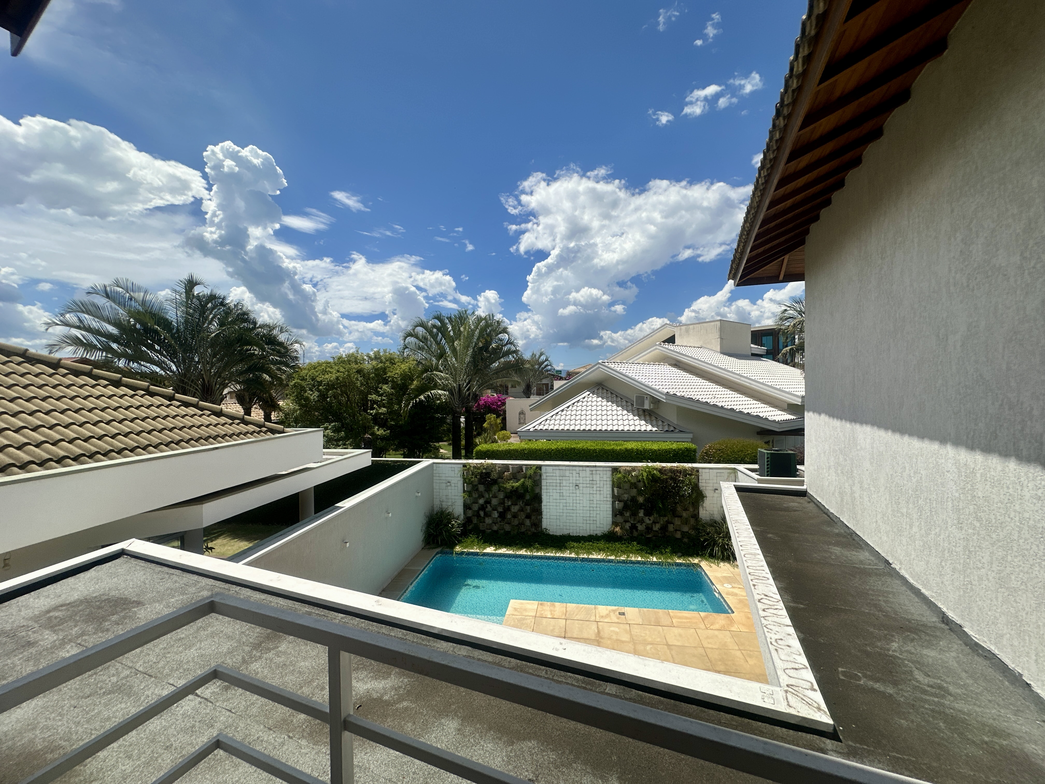 Casa para locação com 3 suítes no Condomínio Taubaté Village em Taubaté/SP. 