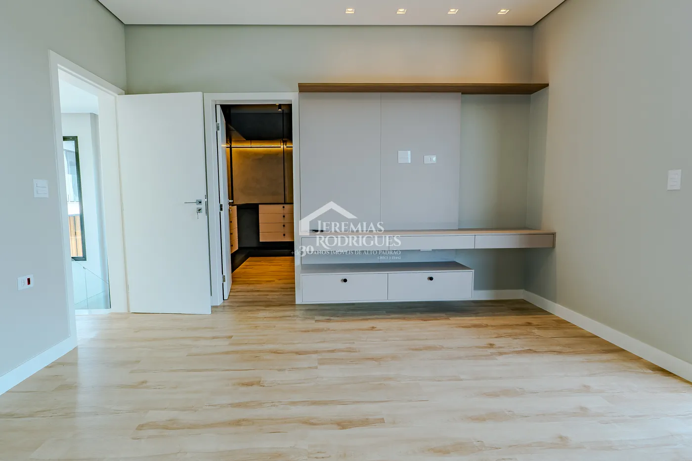 Casa à venda com 4 suítes no Condomínio Residencial Alphaville II em São José dos Campos/SP.