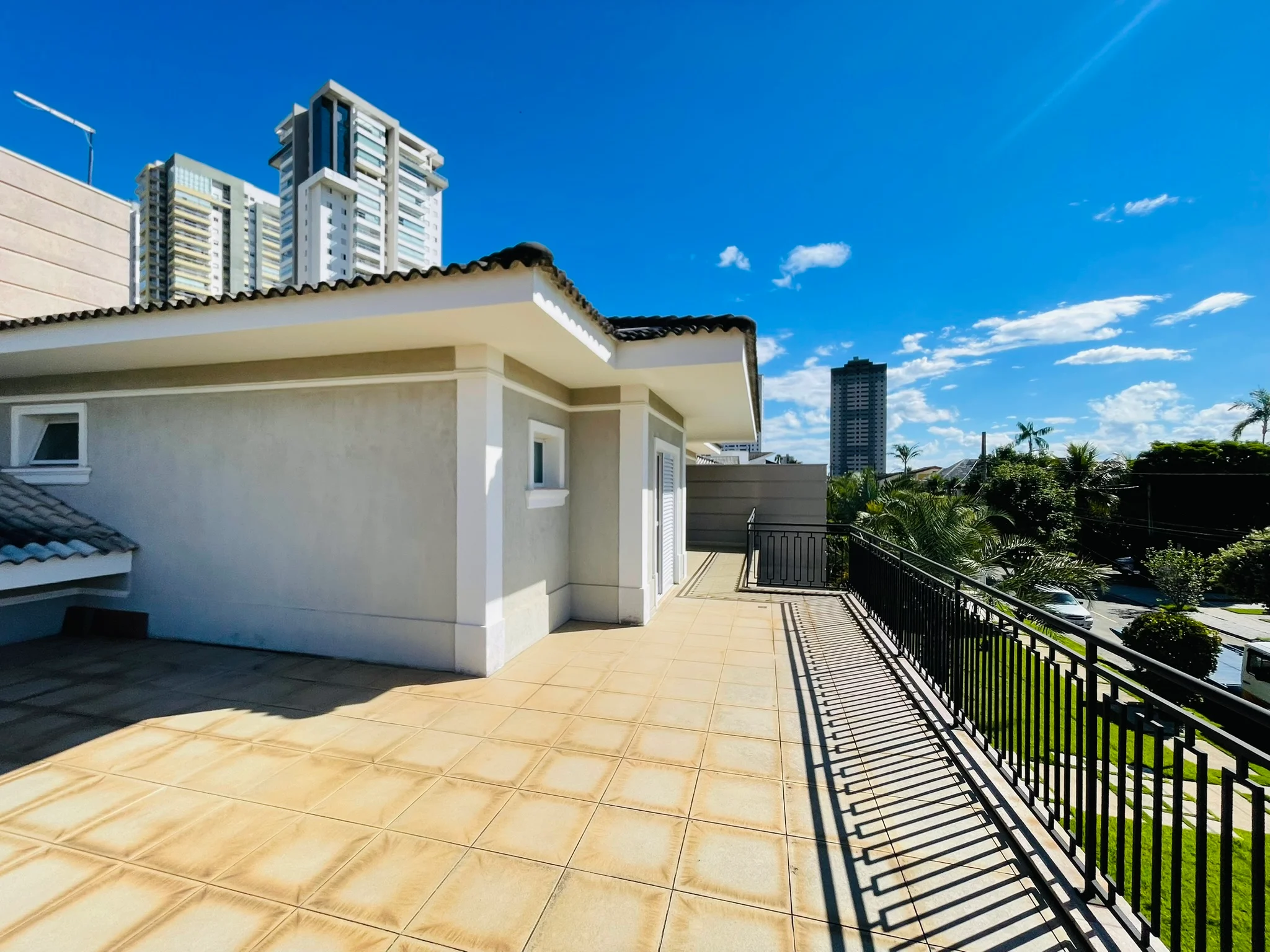 Casa com 5 dormitórios à venda no Condomínio Taubaté Village em Taubaté/SP.