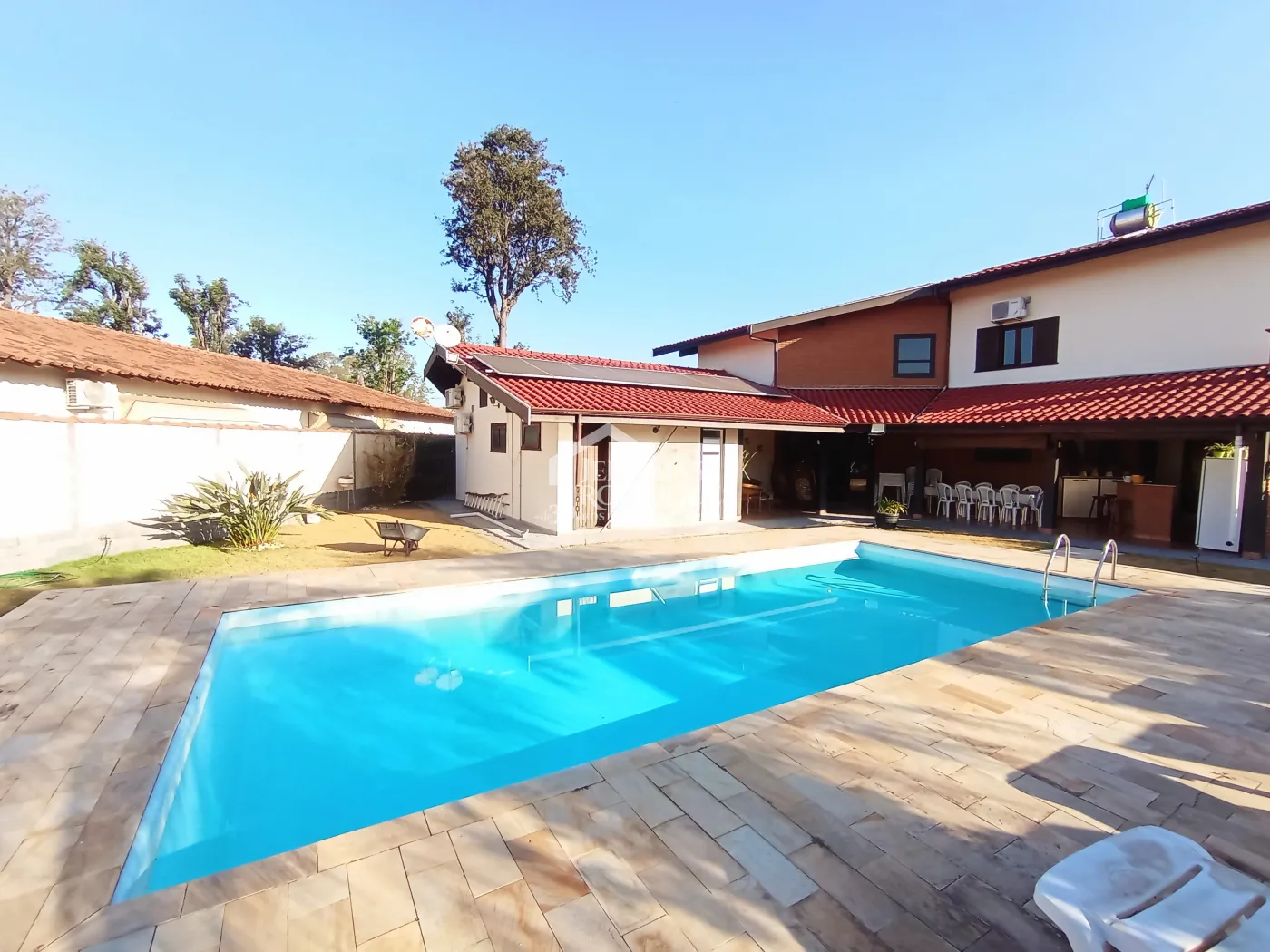 Casa à venda com 4 dormitórios no Condomínio Village Paineiras em Pindamonhangaba/SP.