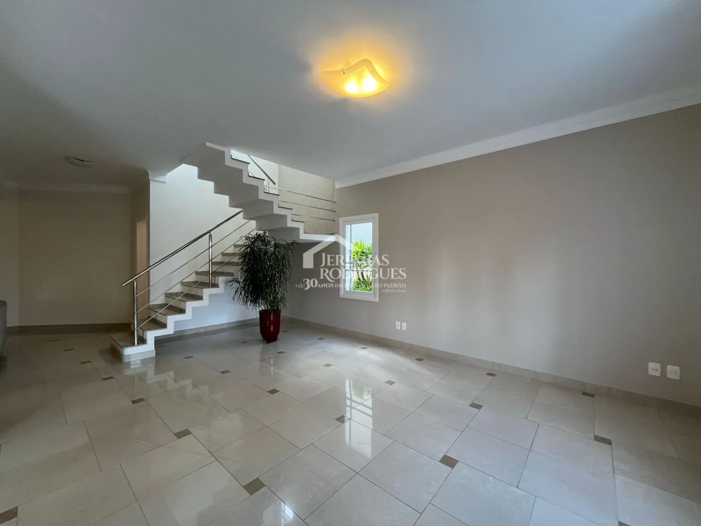 Casa à venda com 4 suítes no Condomínio Taubaté Village em Taubaté/SP.