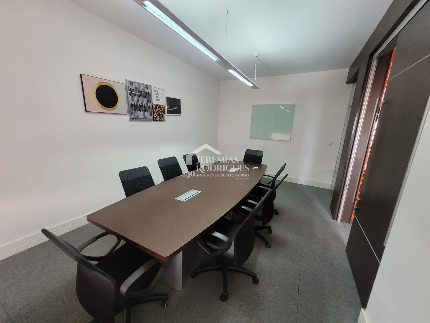 Três salas comerciais com 300 m² no Edifício Village Coworking em Pindamonhangaba/SP.