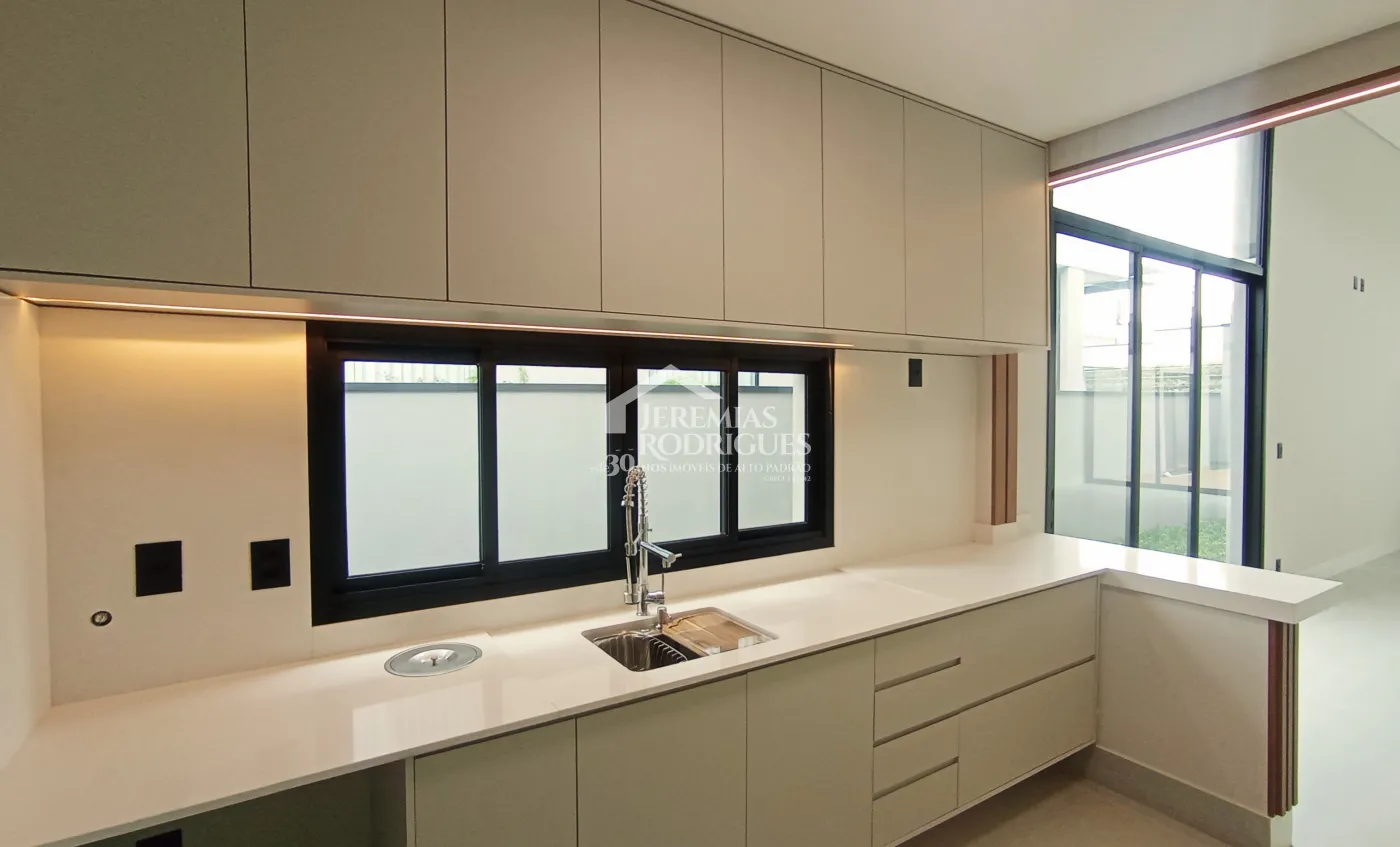 Casa à venda com 4 dormitórios no Condomínio Terras de San Marco em Taubaté/SP.