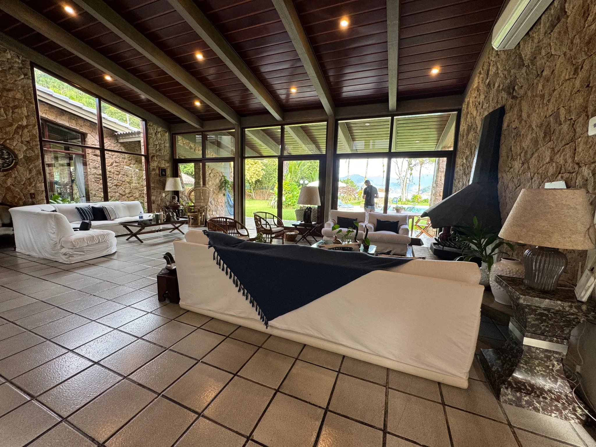 Casa á venda com 5 suítes, pé na areia no Condomínio Domingas Dias em Ubatuba/SP.