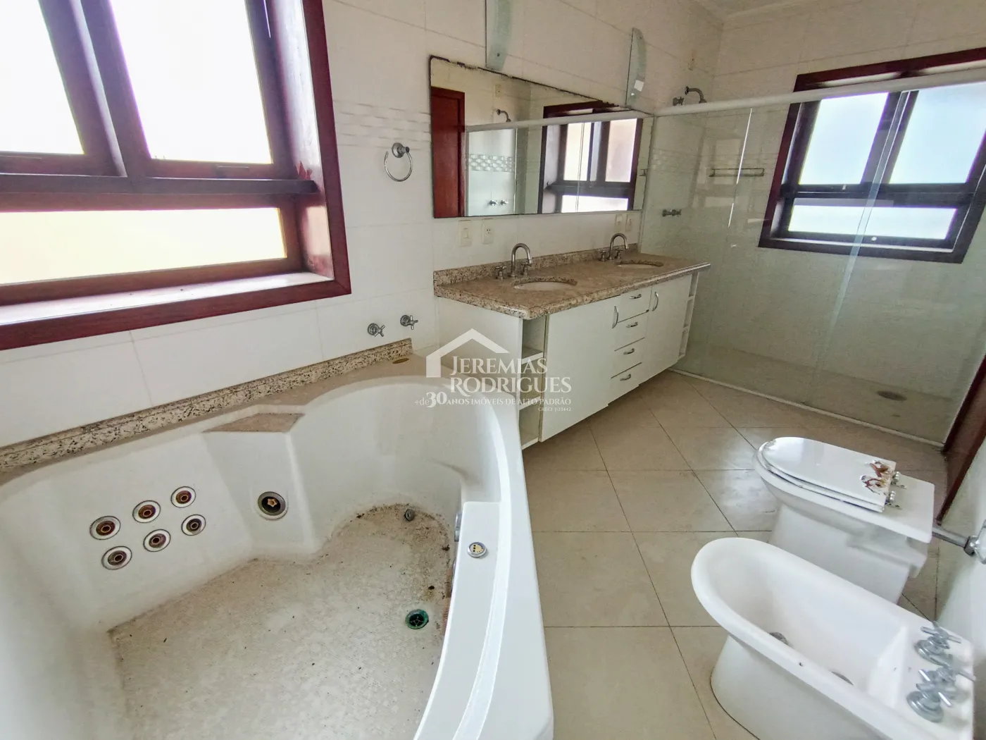 Casa à venda e locação com 4 suítes no Condomínio Colonial Village I em Pindamonhangaba/SP.