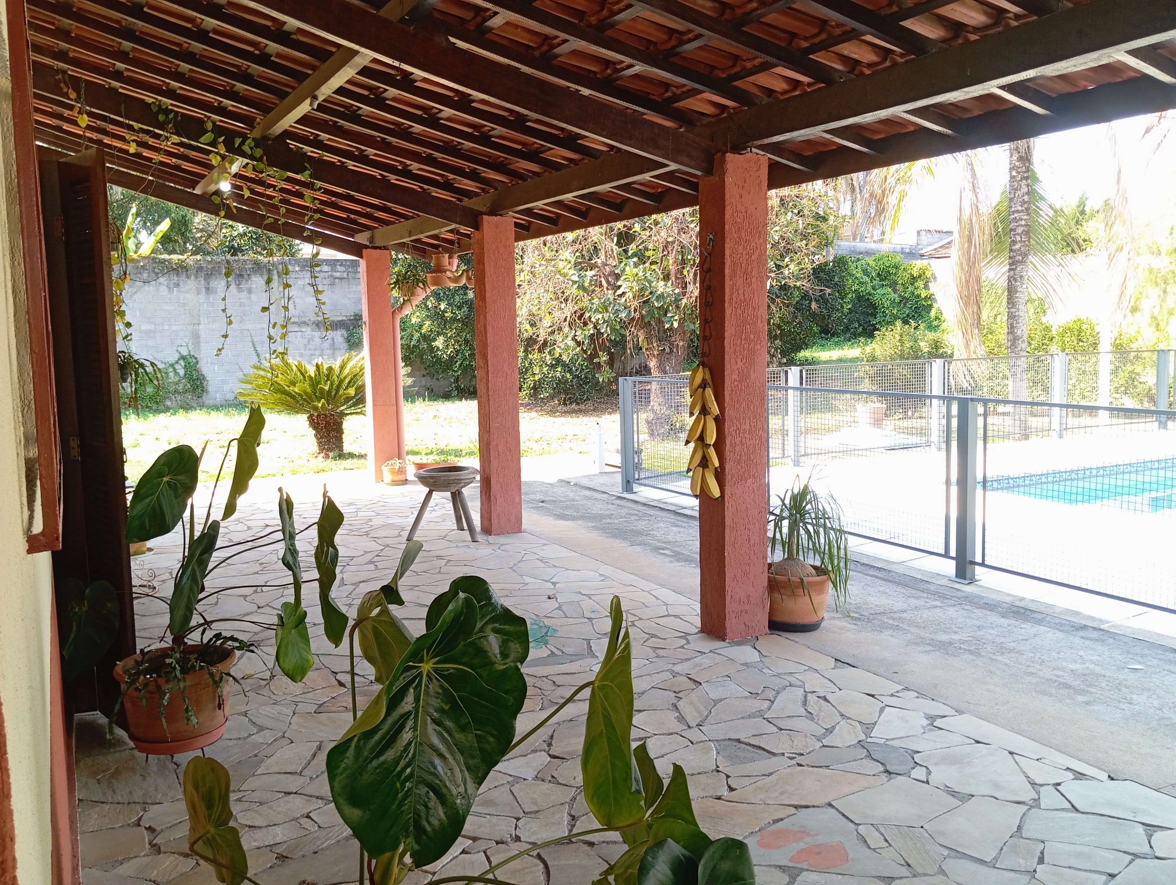 Chácara para venda e locação com 3 dormitórios no bairro Santana em Pindamonhangaba/SP.