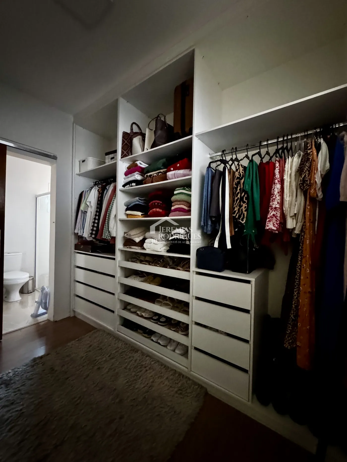 Casa à venda com 3 suítes no Condomínio Reserva dos Lagos em Pindamonhangaba/SP.