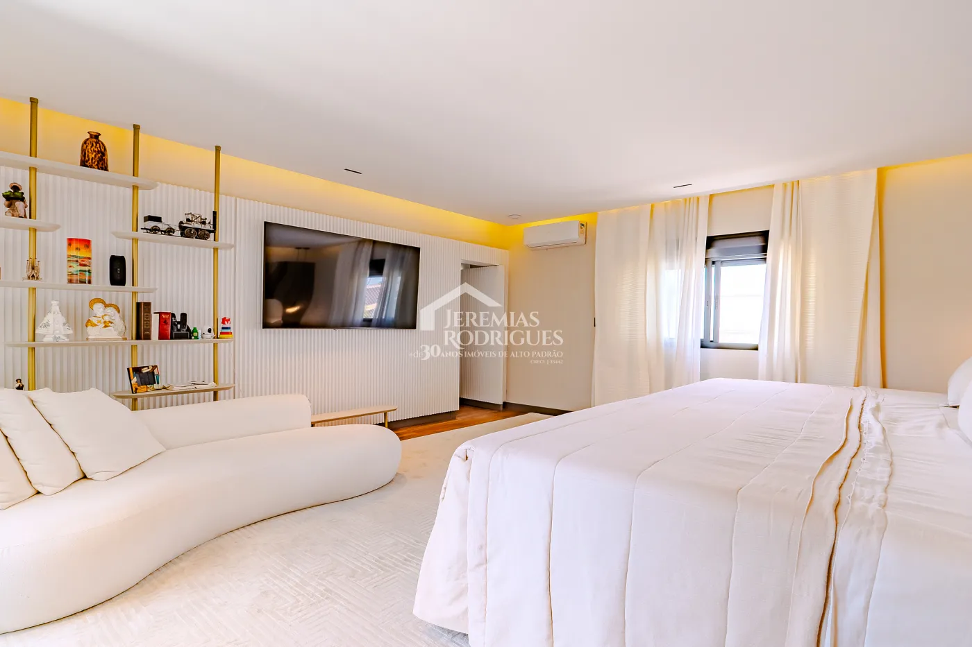 Casa à venda com 4 suítes no Condomínio Taubaté Village em Taubaté/SP.